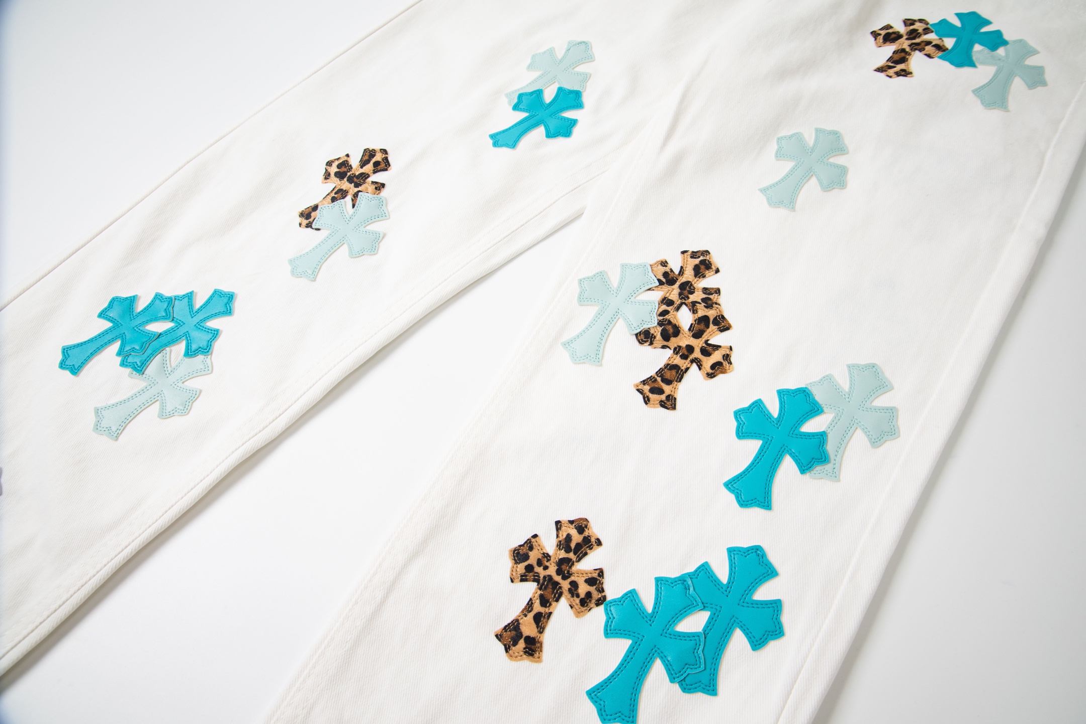 高版本Chrome Hearts克罗心 豹纹蓝色皮标十字牛仔裤-Chinese UA Cheap High Quatity Brand Clothes Bags handbags Sneakers wholesale wholesaler seller from China Factory suppliers Fashion Clothing Shoes best Quality Beautiful Price 高版本Chrome Hearts克罗心 豹纹蓝色皮标十字牛仔裤