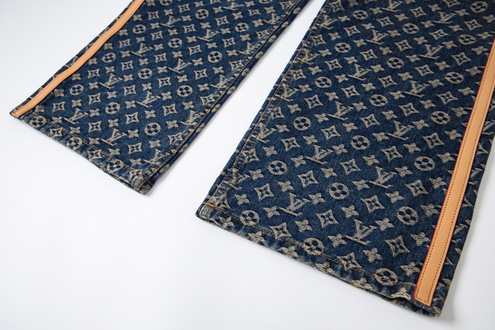 Louis Vuitton路易威登 25SS侧边皮条提花牛仔裤-Chinese UA Cheap High Quatity Brand Clothes Bags handbags Sneakers wholesale wholesaler seller from China Factory suppliers Fashion Clothing Shoes best Quality Beautiful Price Louis Vuitton路易威登 25SS侧边皮条提花牛仔裤