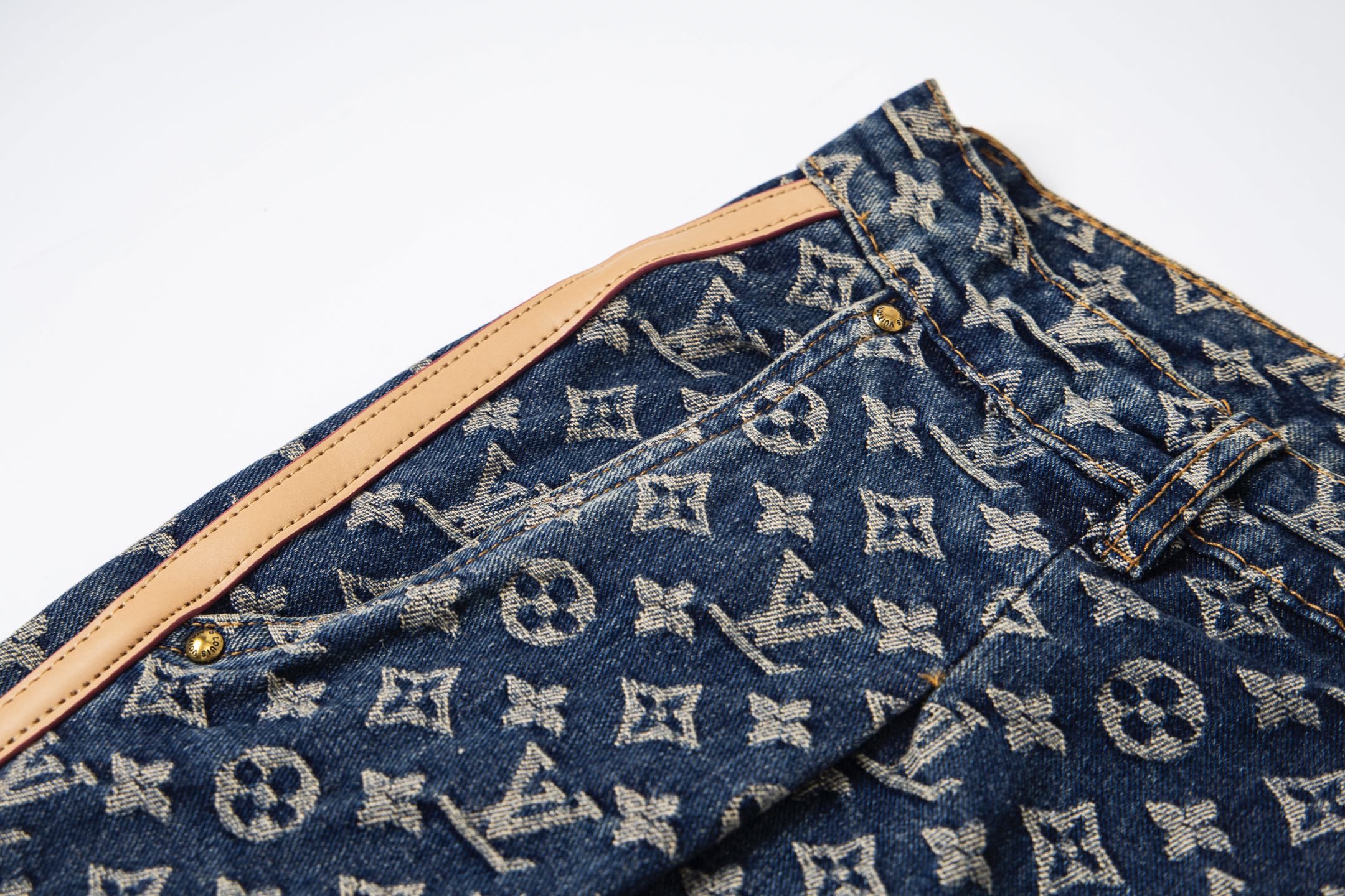 Louis Vuitton路易威登 25SS侧边皮条提花牛仔裤-Chinese UA Cheap High Quatity Brand Clothes Bags handbags Sneakers wholesale wholesaler seller from China Factory suppliers Fashion Clothing Shoes best Quality Beautiful Price Louis Vuitton路易威登 25SS侧边皮条提花牛仔裤