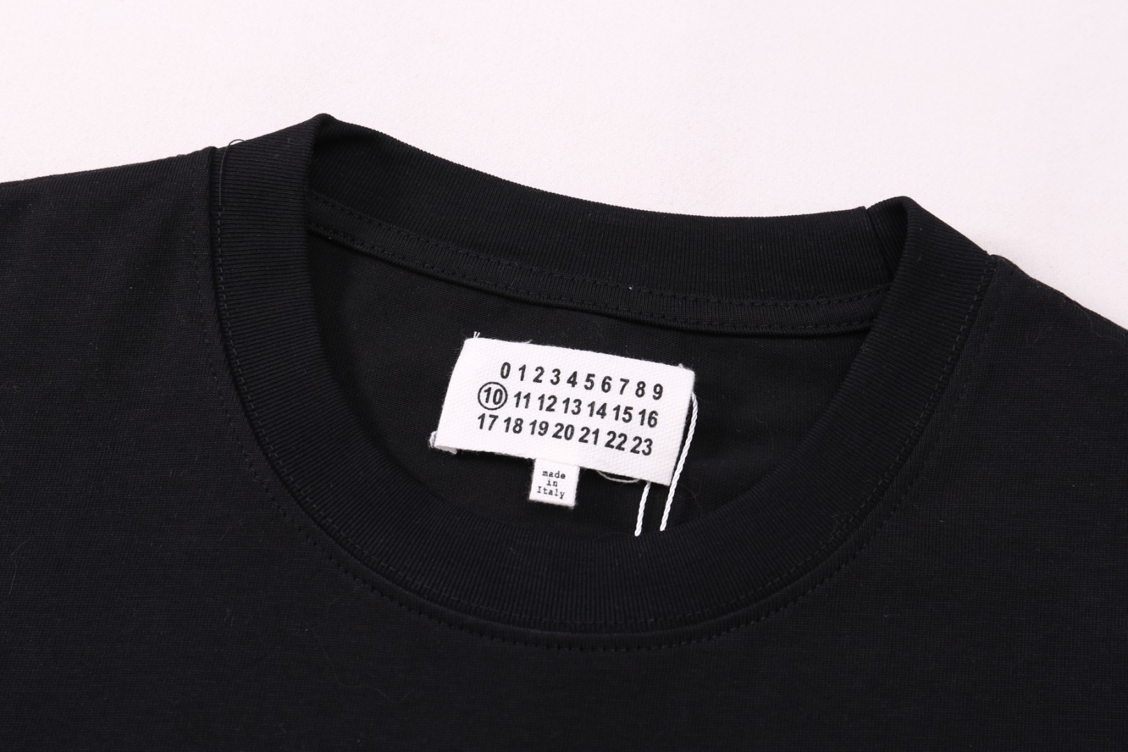 高版本MaisonMargiela/马吉拉 数字印花短袖-Chinese UA Cheap High Quatity Brand Clothes Bags handbags Sneakers wholesale wholesaler seller from China Factory suppliers Fashion Clothing Shoes best Quality Beautiful Price 高版本MaisonMargiela/马吉拉 数字印花短袖