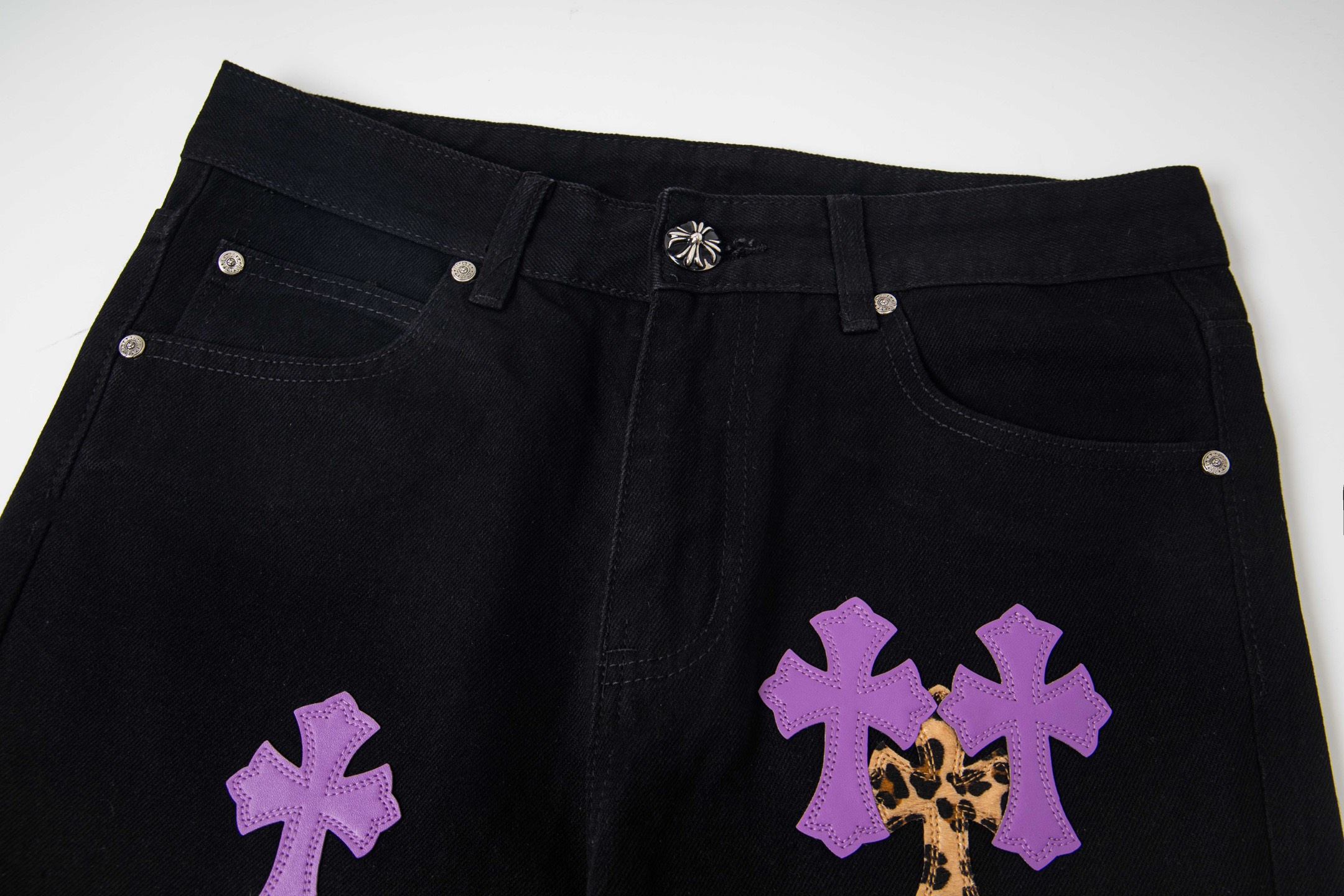 高版本Chrome Hearts克罗心 豹纹紫皮标十字牛仔裤-Chinese UA Cheap High Quatity Brand Clothes Bags handbags Sneakers wholesale wholesaler seller from China Factory suppliers Fashion Clothing Shoes best Quality Beautiful Price 高版本Chrome Hearts克罗心 豹纹紫皮标十字牛仔裤