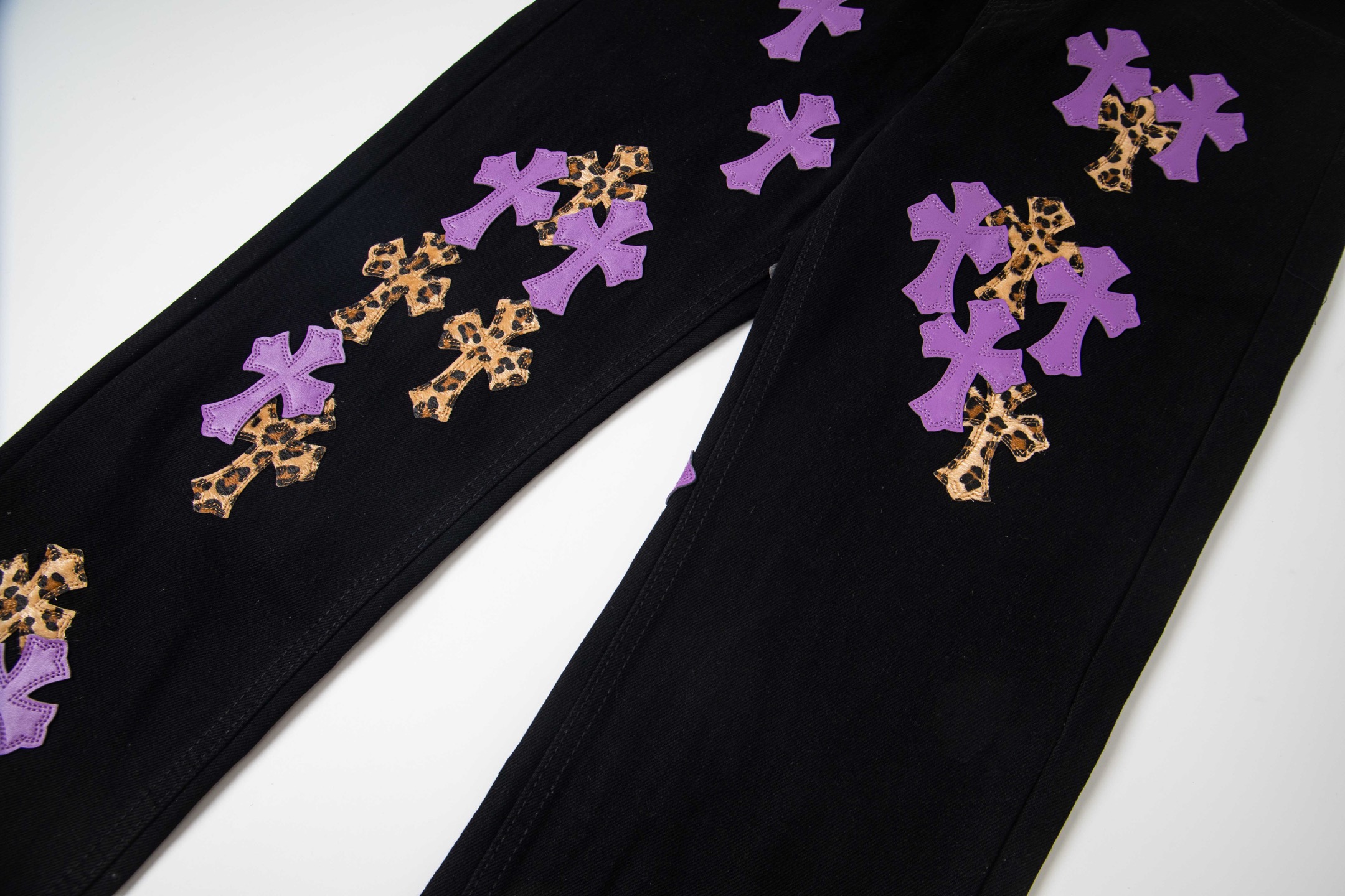 高版本Chrome Hearts克罗心 豹纹紫皮标十字牛仔裤-Chinese UA Cheap High Quatity Brand Clothes Bags handbags Sneakers wholesale wholesaler seller from China Factory suppliers Fashion Clothing Shoes best Quality Beautiful Price 高版本Chrome Hearts克罗心 豹纹紫皮标十字牛仔裤