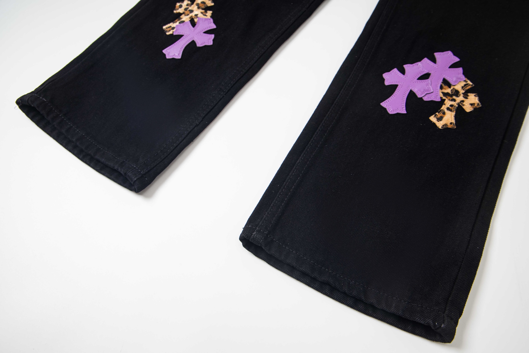 高版本Chrome Hearts克罗心 豹纹紫皮标十字牛仔裤-Chinese UA Cheap High Quatity Brand Clothes Bags handbags Sneakers wholesale wholesaler seller from China Factory suppliers Fashion Clothing Shoes best Quality Beautiful Price 高版本Chrome Hearts克罗心 豹纹紫皮标十字牛仔裤