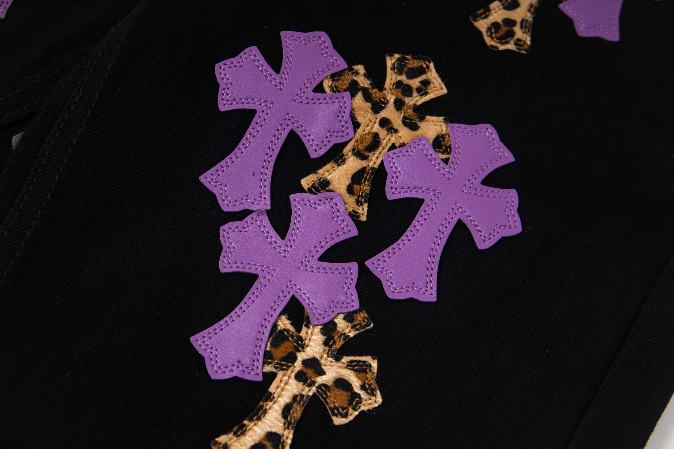 高版本Chrome Hearts克罗心 豹纹紫皮标十字牛仔裤-Chinese UA Cheap High Quatity Brand Clothes Bags handbags Sneakers wholesale wholesaler seller from China Factory suppliers Fashion Clothing Shoes best Quality Beautiful Price 高版本Chrome Hearts克罗心 豹纹紫皮标十字牛仔裤