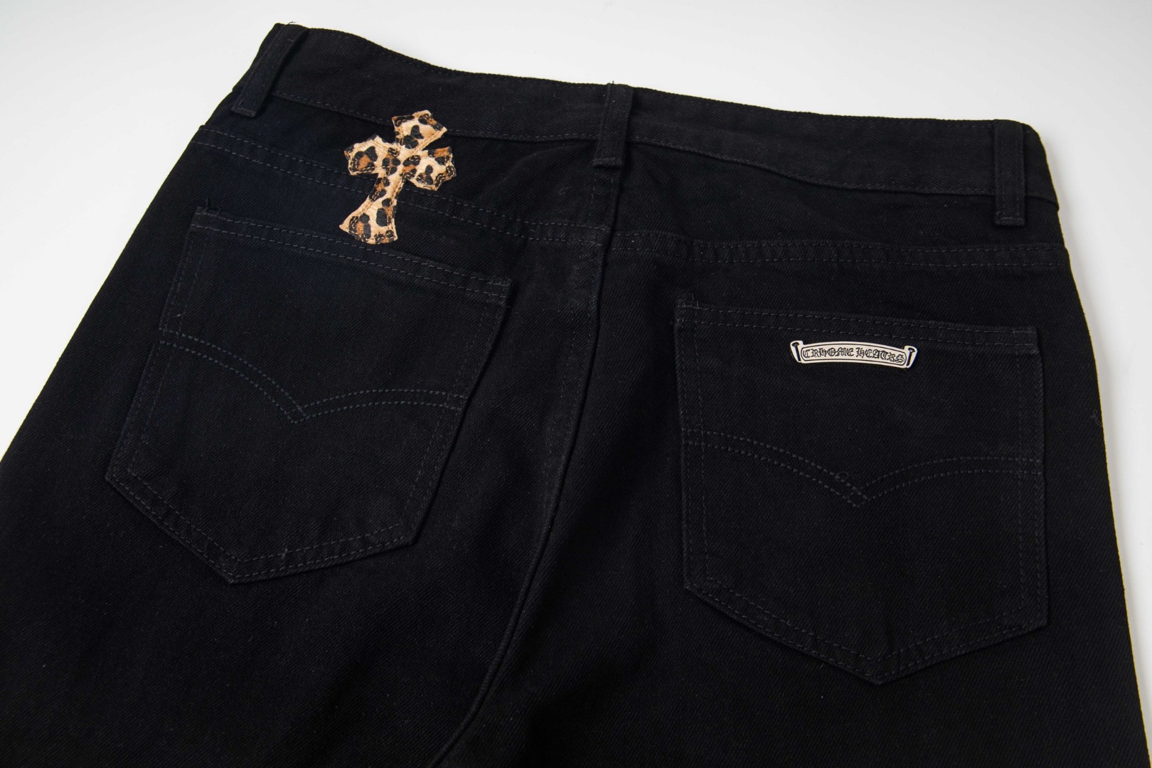 高版本Chrome Hearts克罗心 豹纹紫皮标十字牛仔裤-Chinese UA Cheap High Quatity Brand Clothes Bags handbags Sneakers wholesale wholesaler seller from China Factory suppliers Fashion Clothing Shoes best Quality Beautiful Price 高版本Chrome Hearts克罗心 豹纹紫皮标十字牛仔裤