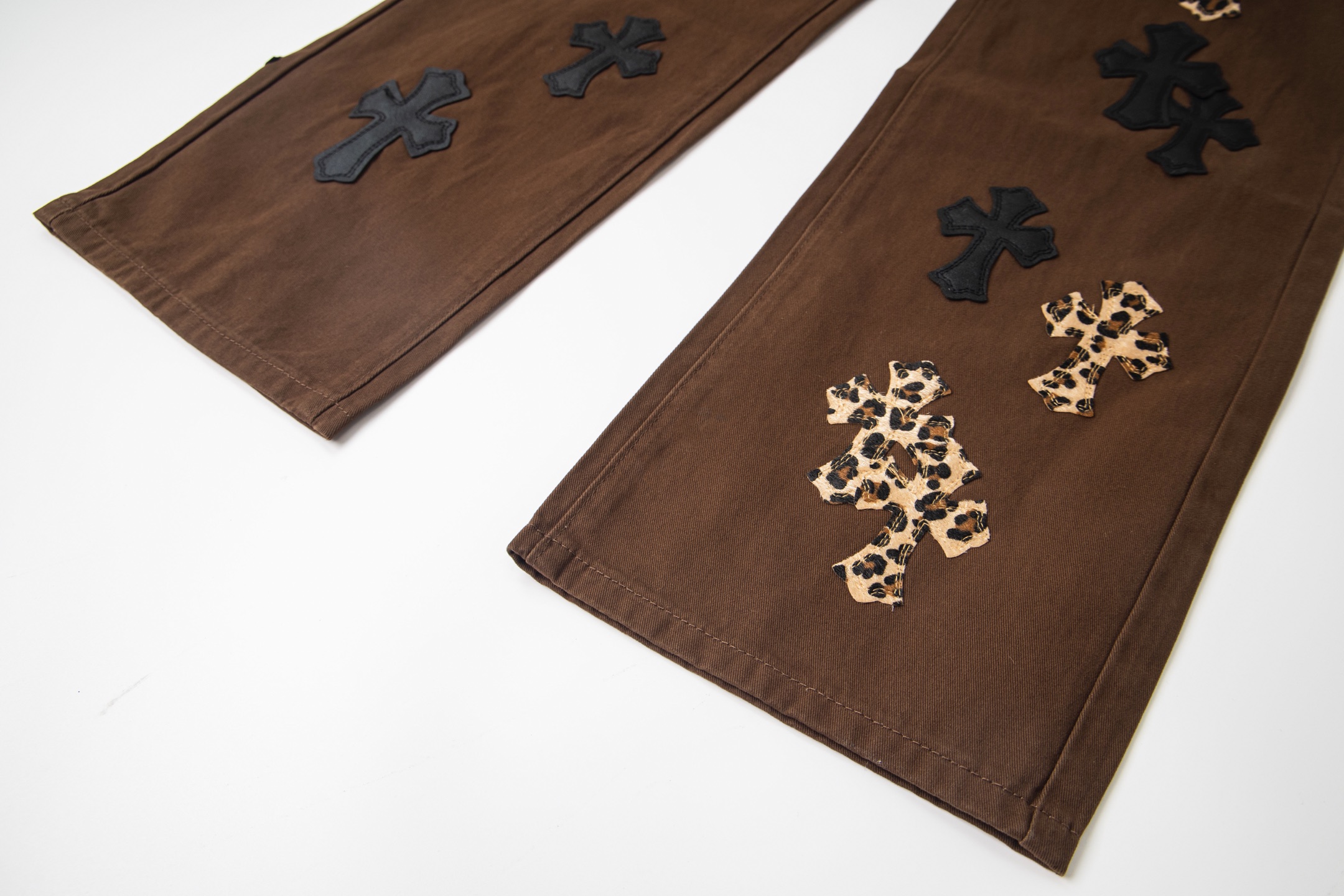 高版本Chrome Hearts克罗心 咖色豹纹拼皮十字牛仔裤-Chinese UA Cheap High Quatity Brand Clothes Bags handbags Sneakers wholesale wholesaler seller from China Factory suppliers Fashion Clothing Shoes best Quality Beautiful Price 高版本Chrome Hearts克罗心 咖色豹纹拼皮十字牛仔裤