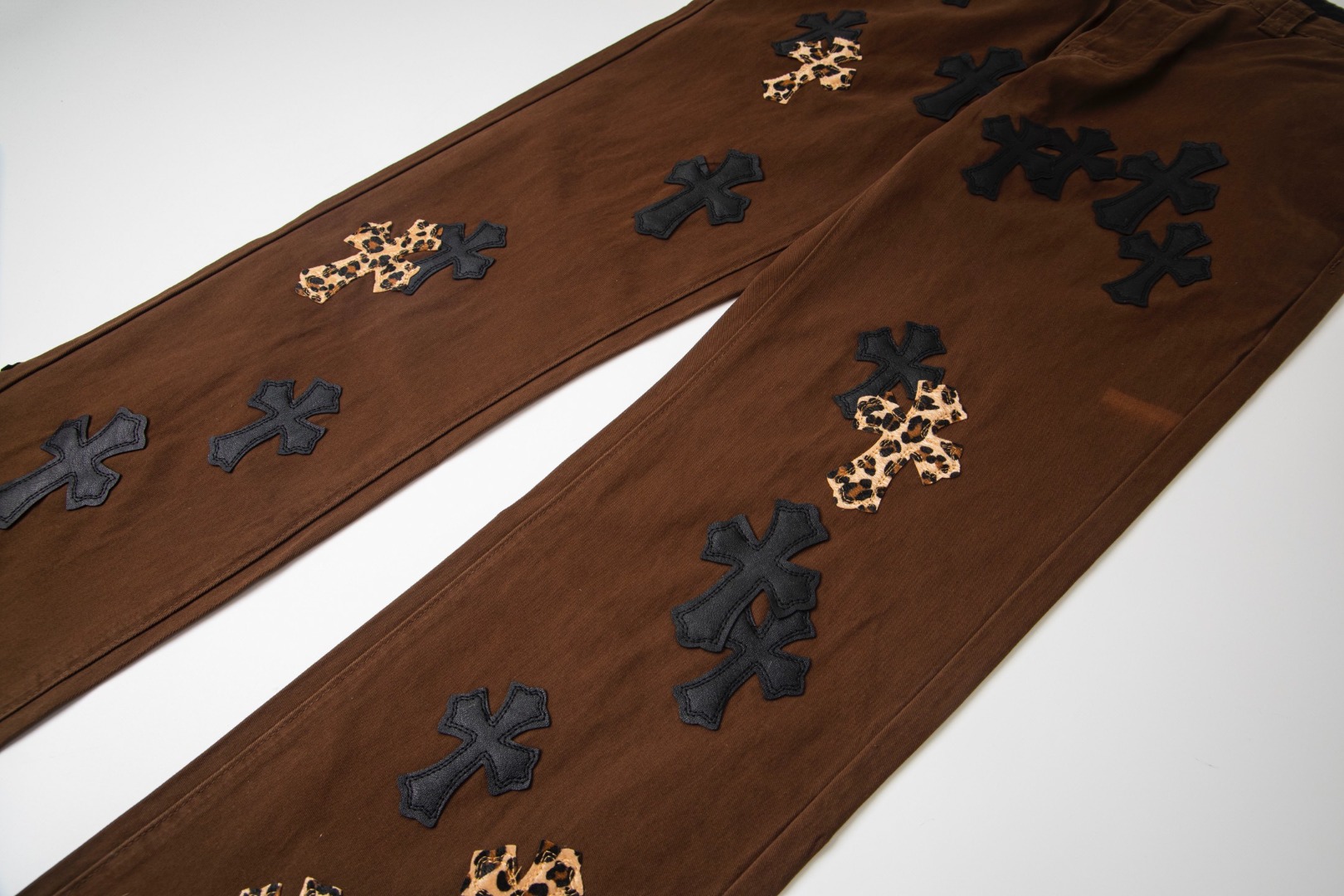 高版本Chrome Hearts克罗心 咖色豹纹拼皮十字牛仔裤-Chinese UA Cheap High Quatity Brand Clothes Bags handbags Sneakers wholesale wholesaler seller from China Factory suppliers Fashion Clothing Shoes best Quality Beautiful Price 高版本Chrome Hearts克罗心 咖色豹纹拼皮十字牛仔裤