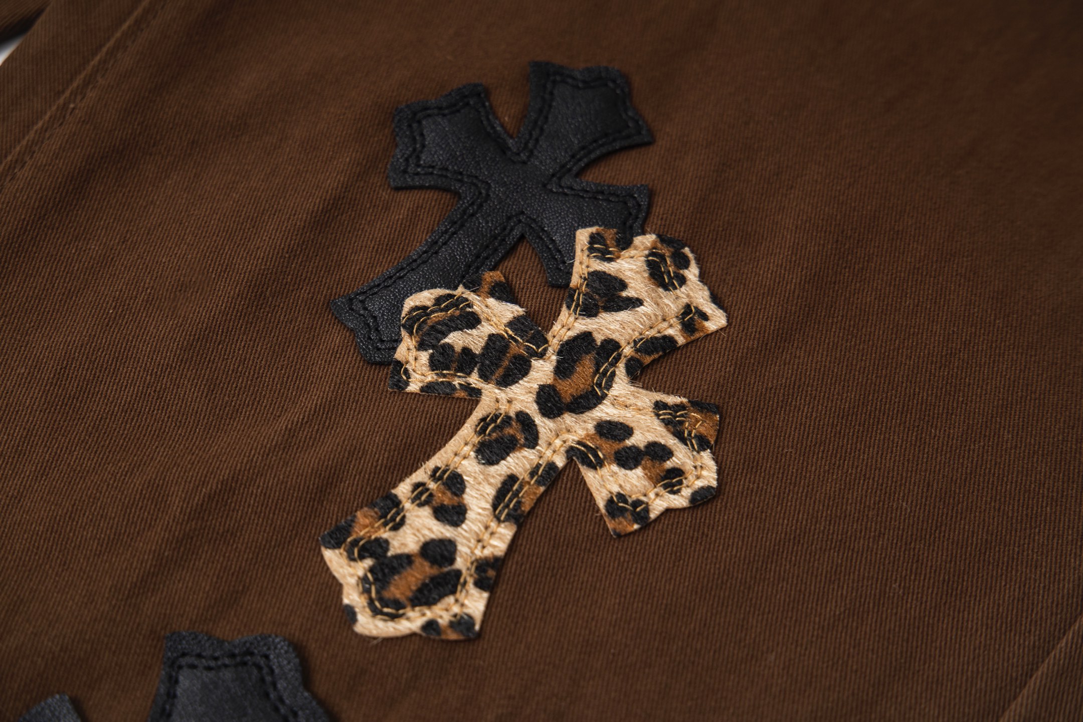 高版本Chrome Hearts克罗心 咖色豹纹拼皮十字牛仔裤-Chinese UA Cheap High Quatity Brand Clothes Bags handbags Sneakers wholesale wholesaler seller from China Factory suppliers Fashion Clothing Shoes best Quality Beautiful Price 高版本Chrome Hearts克罗心 咖色豹纹拼皮十字牛仔裤