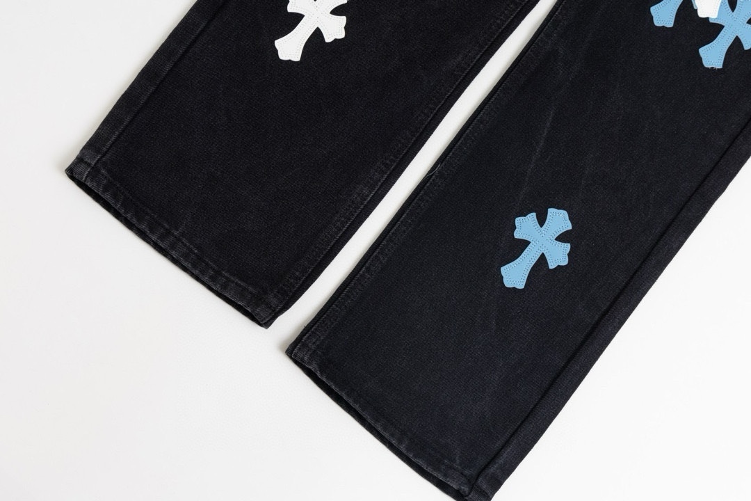 高版本Chrome hearts克罗心 城市限定皮标梵文十字牛仔裤-Chinese UA Cheap High Quatity Brand Clothes Bags handbags Sneakers wholesale wholesaler seller from China Factory suppliers Fashion Clothing Shoes best Quality Beautiful Price 高版本Chrome hearts克罗心 城市限定皮标梵文十字牛仔裤