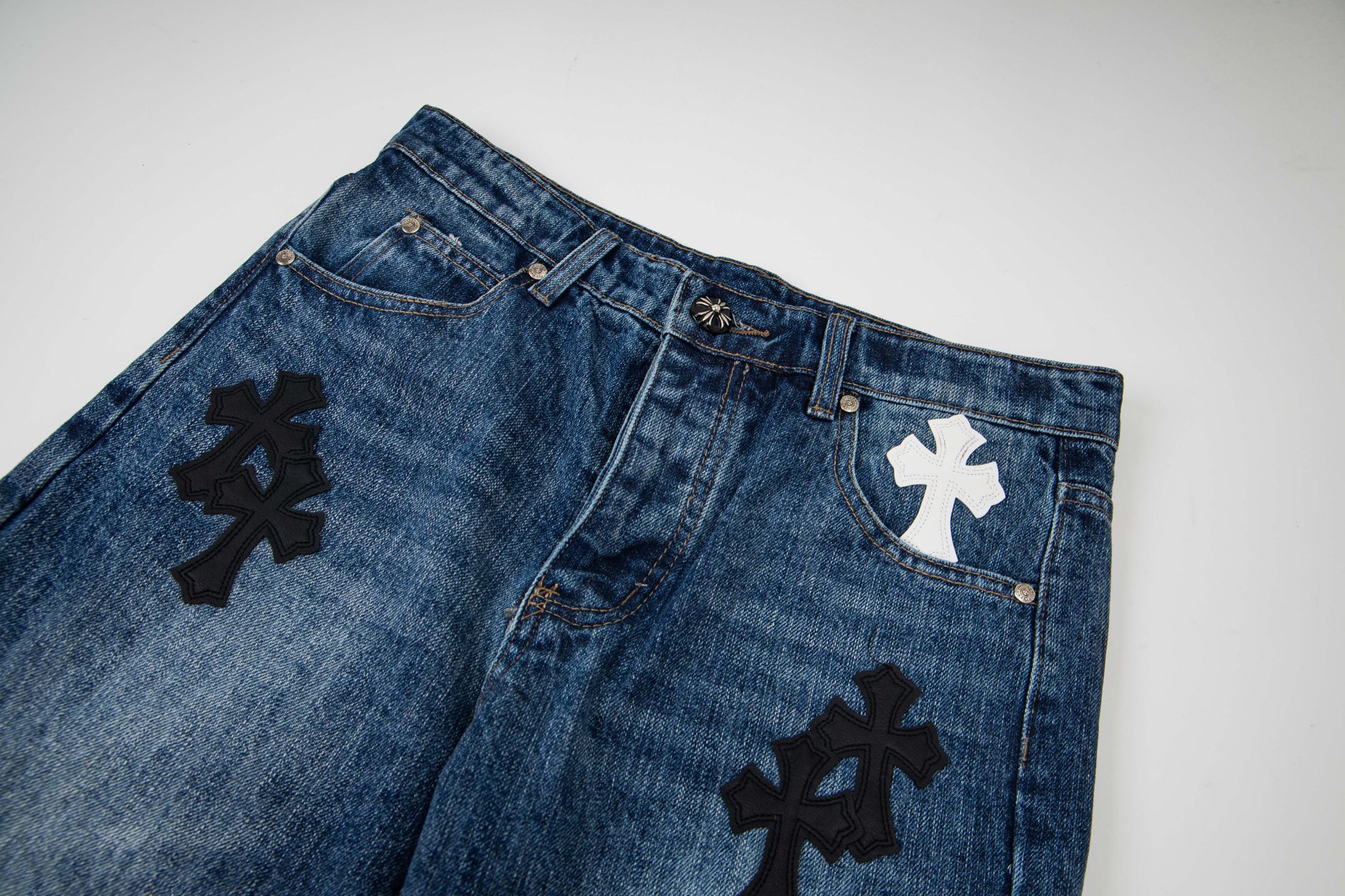高版本Chrome Hearts克罗心 皮标十字水洗微喇牛仔裤-Chinese UA Cheap High Quatity Brand Clothes Bags handbags Sneakers wholesale wholesaler seller from China Factory suppliers Fashion Clothing Shoes best Quality Beautiful Price 高版本Chrome Hearts克罗心 皮标十字水洗微喇牛仔裤