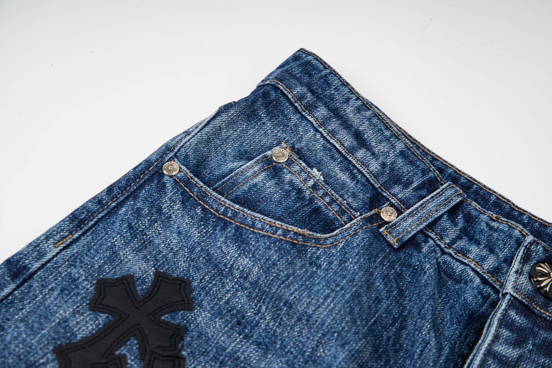 高版本Chrome Hearts克罗心 皮标十字水洗微喇牛仔裤-Chinese UA Cheap High Quatity Brand Clothes Bags handbags Sneakers wholesale wholesaler seller from China Factory suppliers Fashion Clothing Shoes best Quality Beautiful Price 高版本Chrome Hearts克罗心 皮标十字水洗微喇牛仔裤