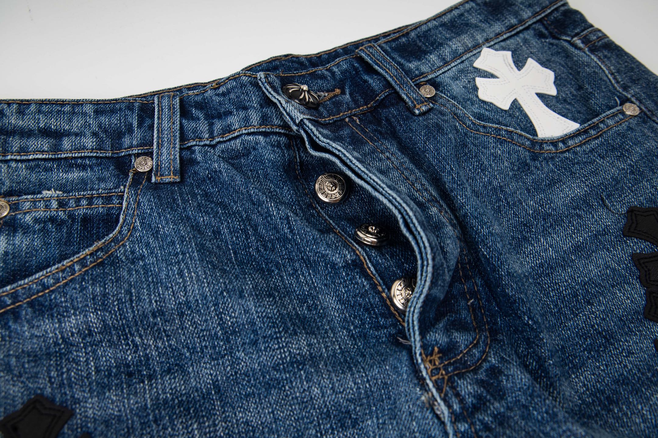 高版本Chrome Hearts克罗心 皮标十字水洗微喇牛仔裤-Chinese UA Cheap High Quatity Brand Clothes Bags handbags Sneakers wholesale wholesaler seller from China Factory suppliers Fashion Clothing Shoes best Quality Beautiful Price 高版本Chrome Hearts克罗心 皮标十字水洗微喇牛仔裤