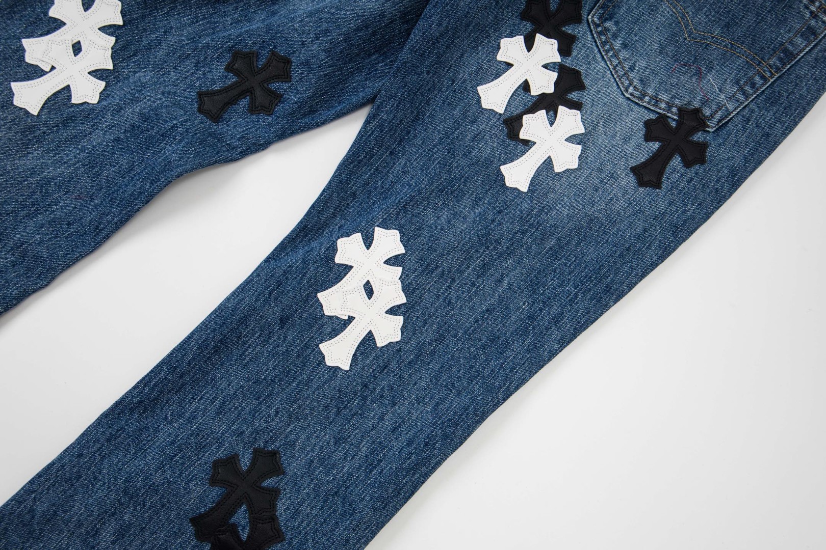 高版本Chrome Hearts克罗心 皮标十字水洗微喇牛仔裤-Chinese UA Cheap High Quatity Brand Clothes Bags handbags Sneakers wholesale wholesaler seller from China Factory suppliers Fashion Clothing Shoes best Quality Beautiful Price 高版本Chrome Hearts克罗心 皮标十字水洗微喇牛仔裤