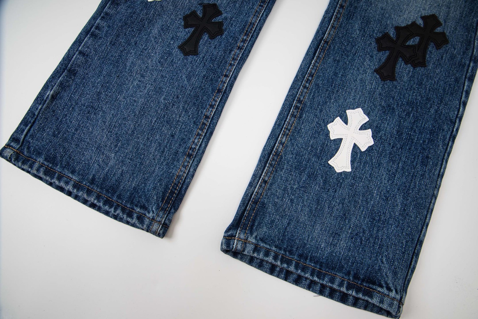 高版本Chrome Hearts克罗心 皮标十字水洗微喇牛仔裤-Chinese UA Cheap High Quatity Brand Clothes Bags handbags Sneakers wholesale wholesaler seller from China Factory suppliers Fashion Clothing Shoes best Quality Beautiful Price 高版本Chrome Hearts克罗心 皮标十字水洗微喇牛仔裤