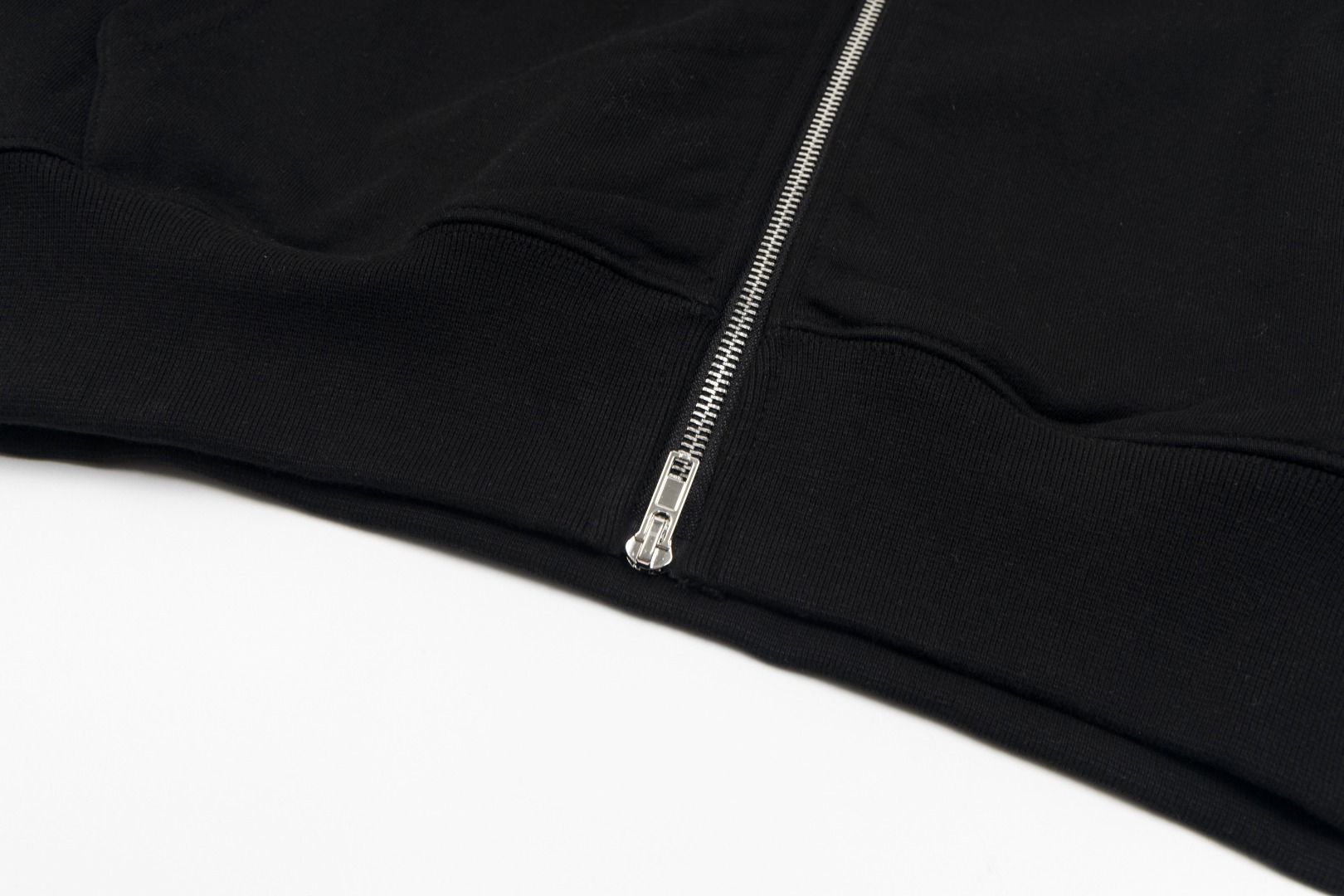 高版本MaisonMargiela/马吉拉 经典款刺绣四角标开衫外套-Chinese UA Cheap High Quatity Brand Clothes Bags handbags Sneakers wholesale wholesaler seller from China Factory suppliers Fashion Clothing Shoes best Quality Beautiful Price 高版本MaisonMargiela/马吉拉 经典款刺绣四角标开衫外套