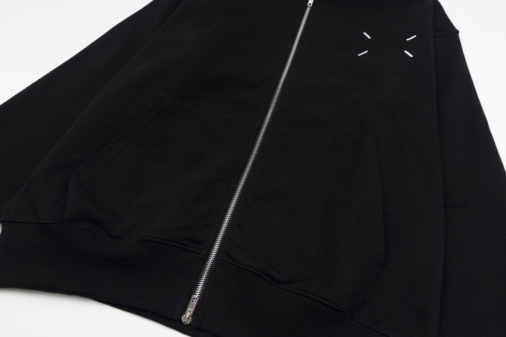 高版本MaisonMargiela/马吉拉 经典款刺绣四角标开衫外套-Chinese UA Cheap High Quatity Brand Clothes Bags handbags Sneakers wholesale wholesaler seller from China Factory suppliers Fashion Clothing Shoes best Quality Beautiful Price 高版本MaisonMargiela/马吉拉 经典款刺绣四角标开衫外套