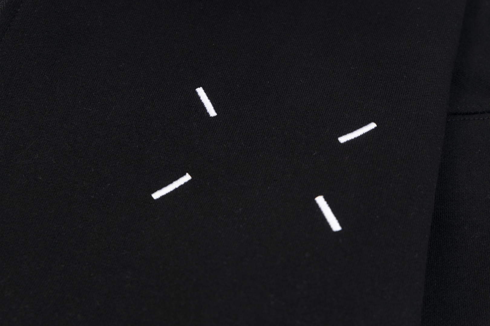 高版本MaisonMargiela/马吉拉 经典款刺绣四角标开衫外套-Chinese UA Cheap High Quatity Brand Clothes Bags handbags Sneakers wholesale wholesaler seller from China Factory suppliers Fashion Clothing Shoes best Quality Beautiful Price 高版本MaisonMargiela/马吉拉 经典款刺绣四角标开衫外套