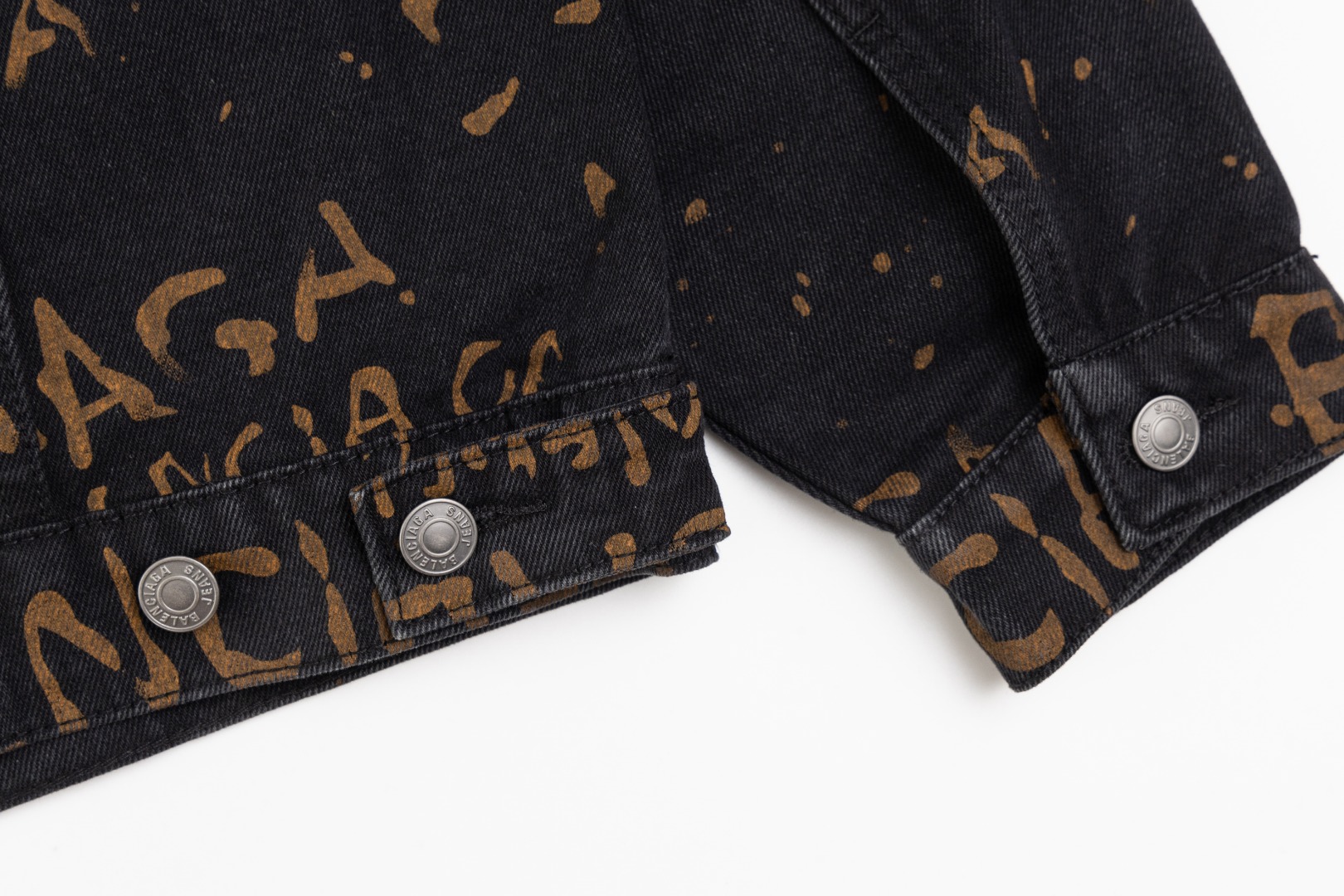 高版本BALENCIAGA/巴黎世家 弹幕满印字母牛仔外套-Chinese UA Cheap High Quatity Brand Clothes Bags handbags Sneakers wholesale wholesaler seller from China Factory suppliers Fashion Clothing Shoes best Quality Beautiful Price 高版本BALENCIAGA/巴黎世家 弹幕满印字母牛仔外套