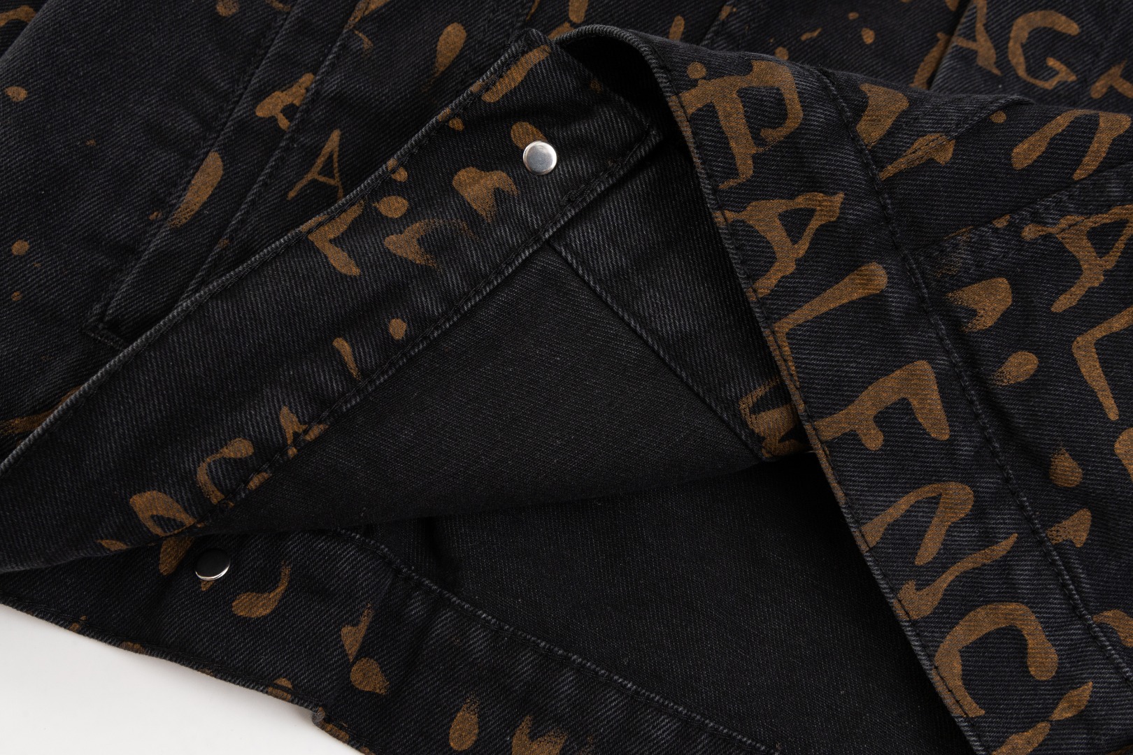 高版本BALENCIAGA/巴黎世家 弹幕满印字母牛仔外套-Chinese UA Cheap High Quatity Brand Clothes Bags handbags Sneakers wholesale wholesaler seller from China Factory suppliers Fashion Clothing Shoes best Quality Beautiful Price 高版本BALENCIAGA/巴黎世家 弹幕满印字母牛仔外套