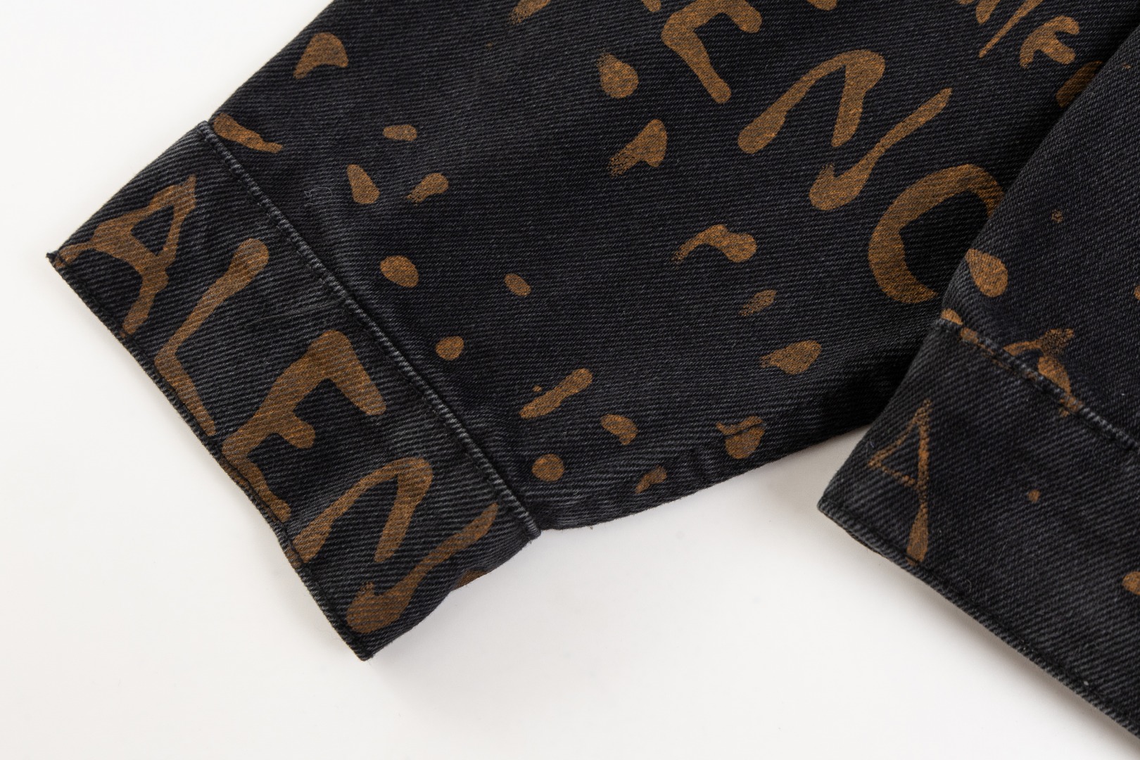 高版本BALENCIAGA/巴黎世家 弹幕满印字母牛仔外套-Chinese UA Cheap High Quatity Brand Clothes Bags handbags Sneakers wholesale wholesaler seller from China Factory suppliers Fashion Clothing Shoes best Quality Beautiful Price 高版本BALENCIAGA/巴黎世家 弹幕满印字母牛仔外套