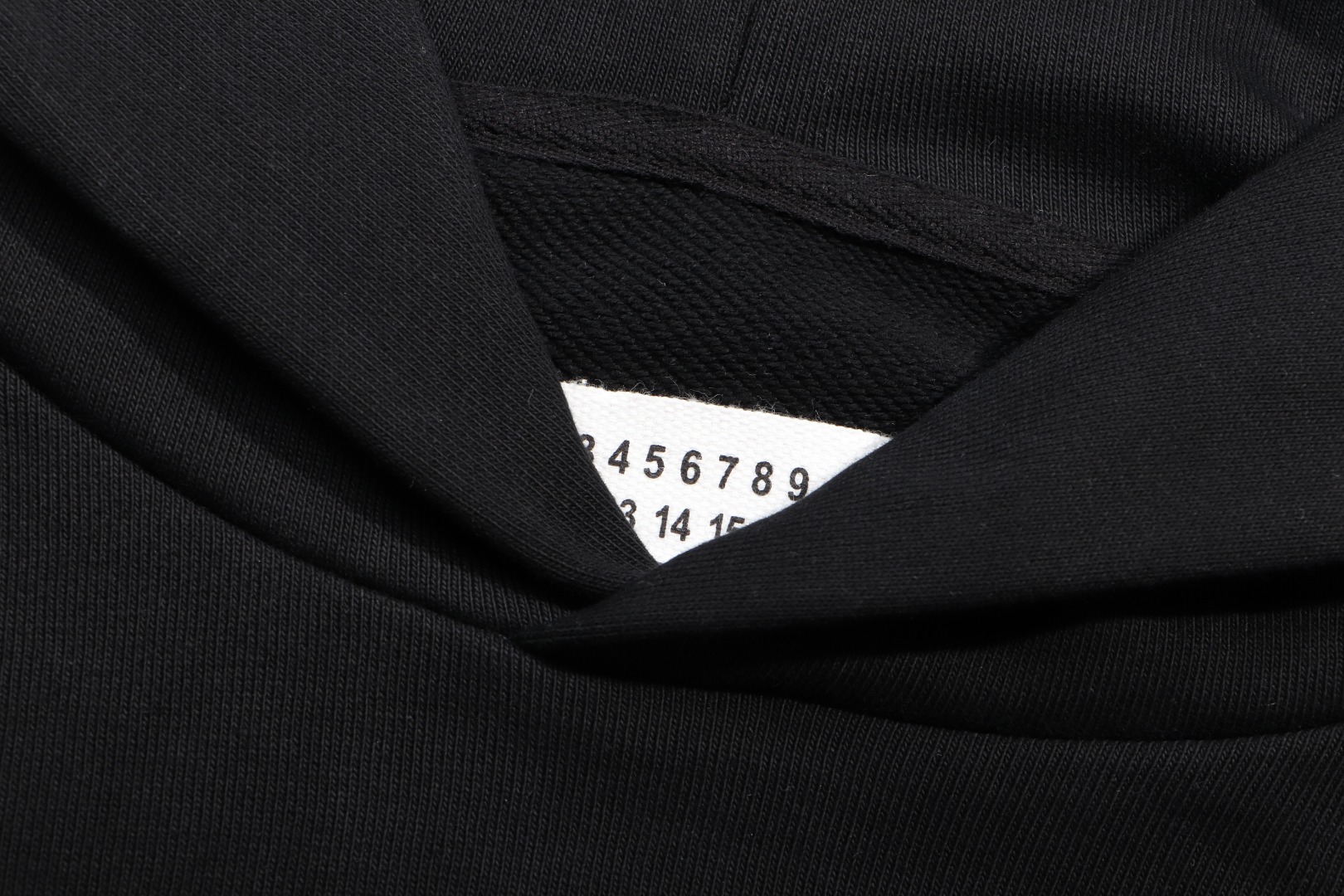 高版本MaisonMargiela/马吉拉 胸前刺绣后背破洞数字连帽卫衣-莆田鞋,莆田鞋货源,高仿鞋,高仿鞋货源,安福档口,莆田高仿鞋,莆田鞋批发,高仿鞋批发,莆田高仿运动鞋,高仿运动鞋,莆田运动鞋 高版本MaisonMargiela/马吉拉 胸前刺绣后背破洞数字连帽卫衣