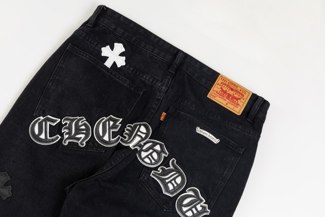 💰260 高版本Chrome hearts克罗心 城市限定皮标梵文十字牛仔裤，男女同款。李维斯美产501底版 进口羊皮 925银饰remake，其对于细节还有工艺的要求真的是相当完美光是此款的水洗色，就经过了超级之多的工序更不用说这种牛仔贴花的点缀了，更是纯手工打造缝制，就像他们所信奉的一样，只有经过手工制造的东西，才是具备灵魂的，才具备那种穿搭的意义 一款顶级重工的时髦牛仔单品，期待你们的完美演绎！！ 尺码：30-32-34-36