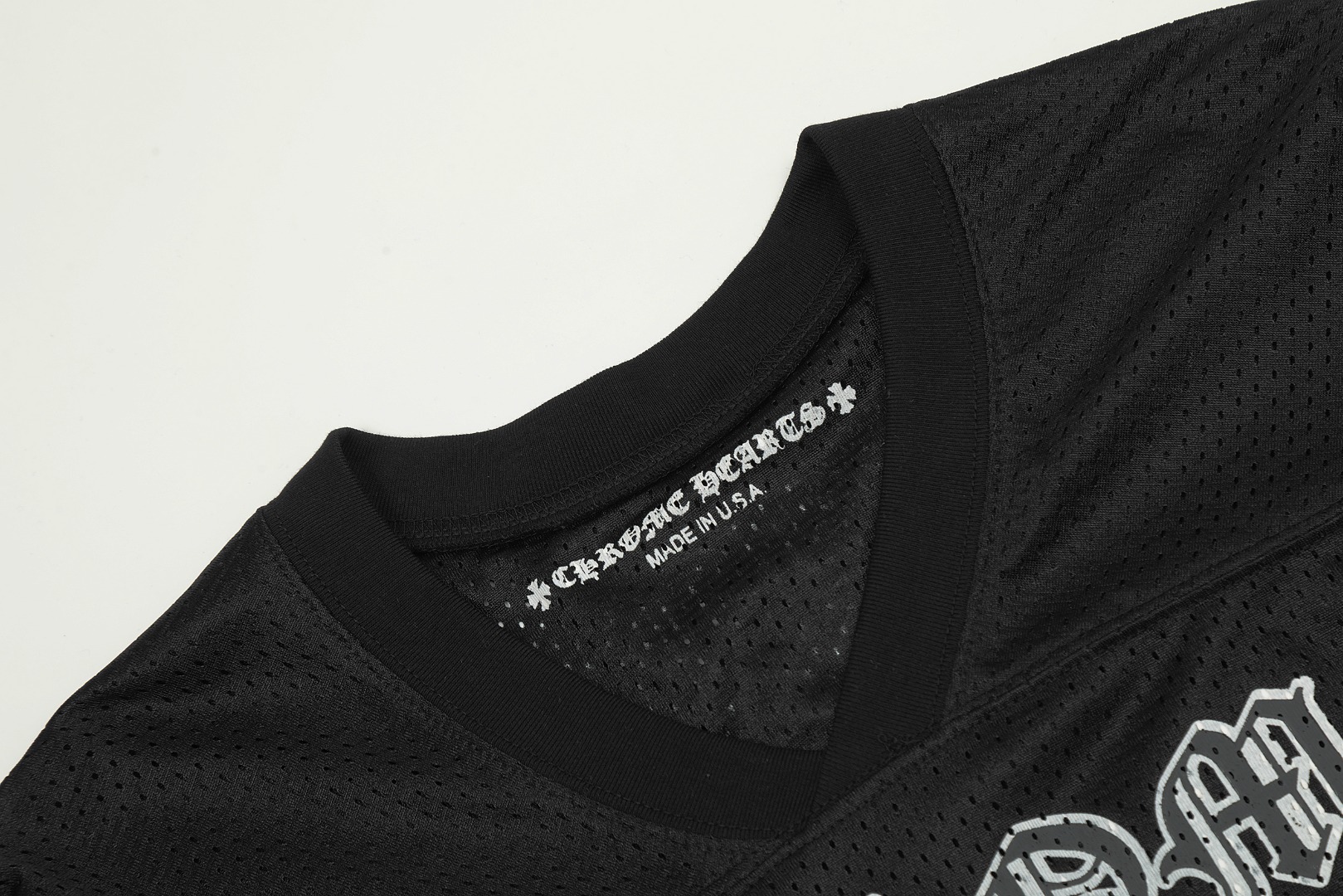 最高版本Chrome Hearts克罗心 梵文网眼冰球服长袖,男女同款.秒杀通货版本,双面网眼定位非常耗时 人工损耗成本很高 和市面上那种薄的透底的垃圾货完全不是一码事 既然做那就做到最好 性价比天花板 面料采用220克高密100D鸟眼速干材质,双层车法工艺,印花采用丝网菲林工艺,定制辅料,细节质感非常好,上身超好看