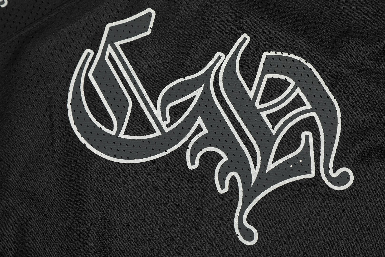 最高版本Chrome Hearts克罗心 梵文网眼冰球服长袖,男女同款.秒杀通货版本,双面网眼定位非常耗时 人工损耗成本很高 和市面上那种薄的透底的垃圾货完全不是一码事 既然做那就做到最好 性价比天花板 面料采用220克高密100D鸟眼速干材质,双层车法工艺,印花采用丝网菲林工艺,定制辅料,细节质感非常好,上身超好看