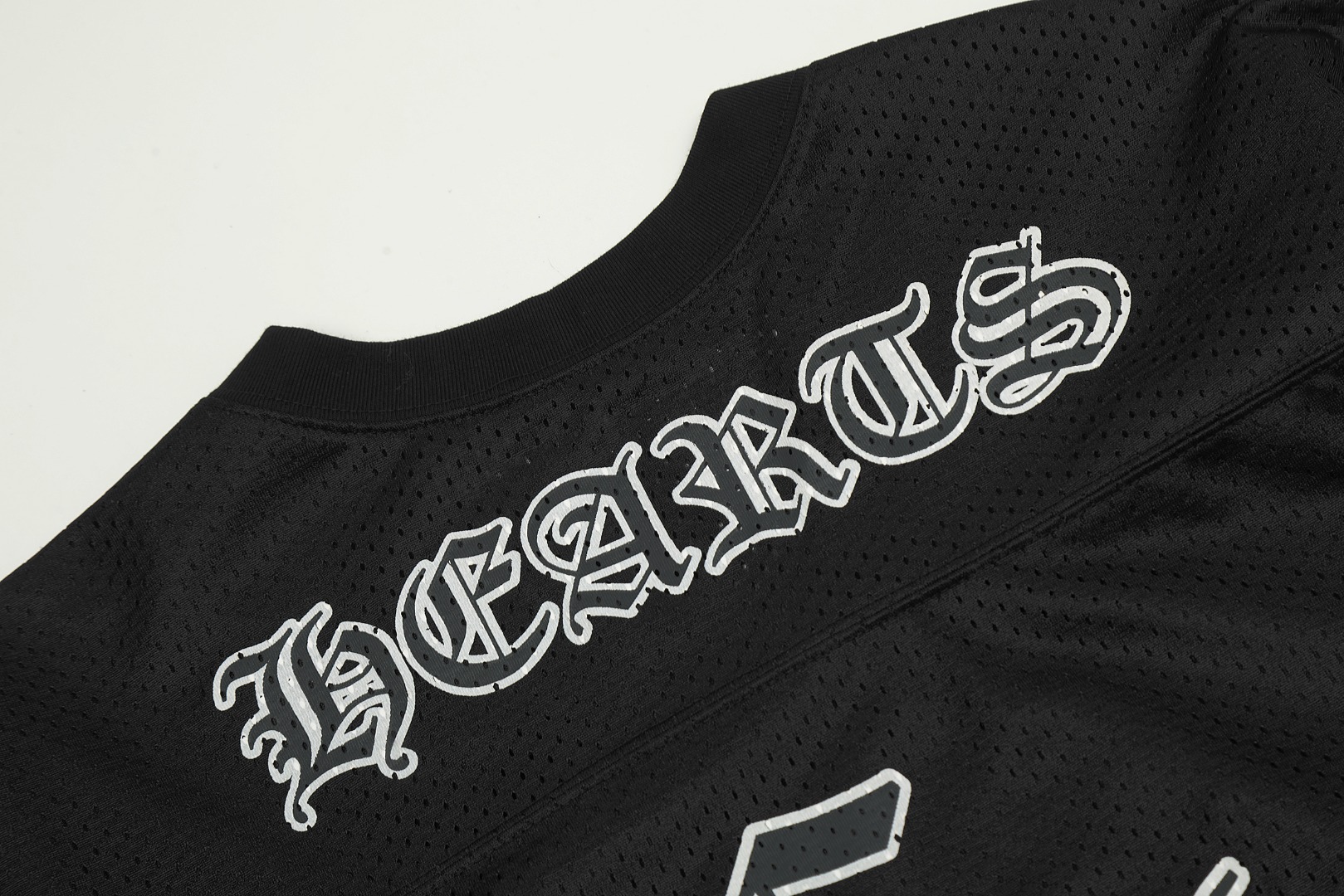 最高版本Chrome Hearts克罗心 梵文网眼冰球服长袖,男女同款.秒杀通货版本,双面网眼定位非常耗时 人工损耗成本很高 和市面上那种薄的透底的垃圾货完全不是一码事 既然做那就做到最好 性价比天花板 面料采用220克高密100D鸟眼速干材质,双层车法工艺,印花采用丝网菲林工艺,定制辅料,细节质感非常好,上身超好看