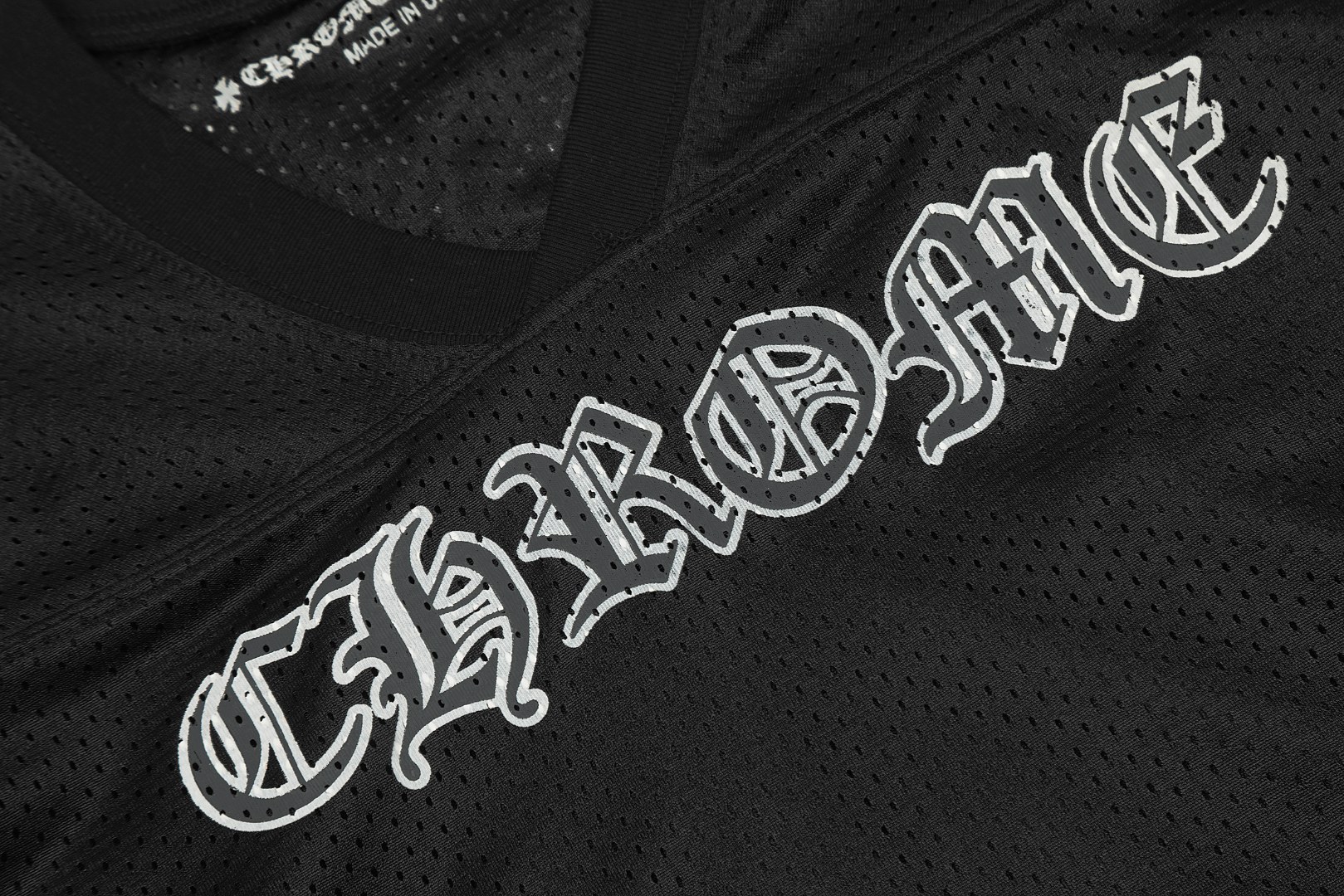 最高版本Chrome Hearts克罗心 梵文网眼冰球服长袖,男女同款.秒杀通货版本,双面网眼定位非常耗时 人工损耗成本很高 和市面上那种薄的透底的垃圾货完全不是一码事 既然做那就做到最好 性价比天花板 面料采用220克高密100D鸟眼速干材质,双层车法工艺,印花采用丝网菲林工艺,定制辅料,细节质感非常好,上身超好看