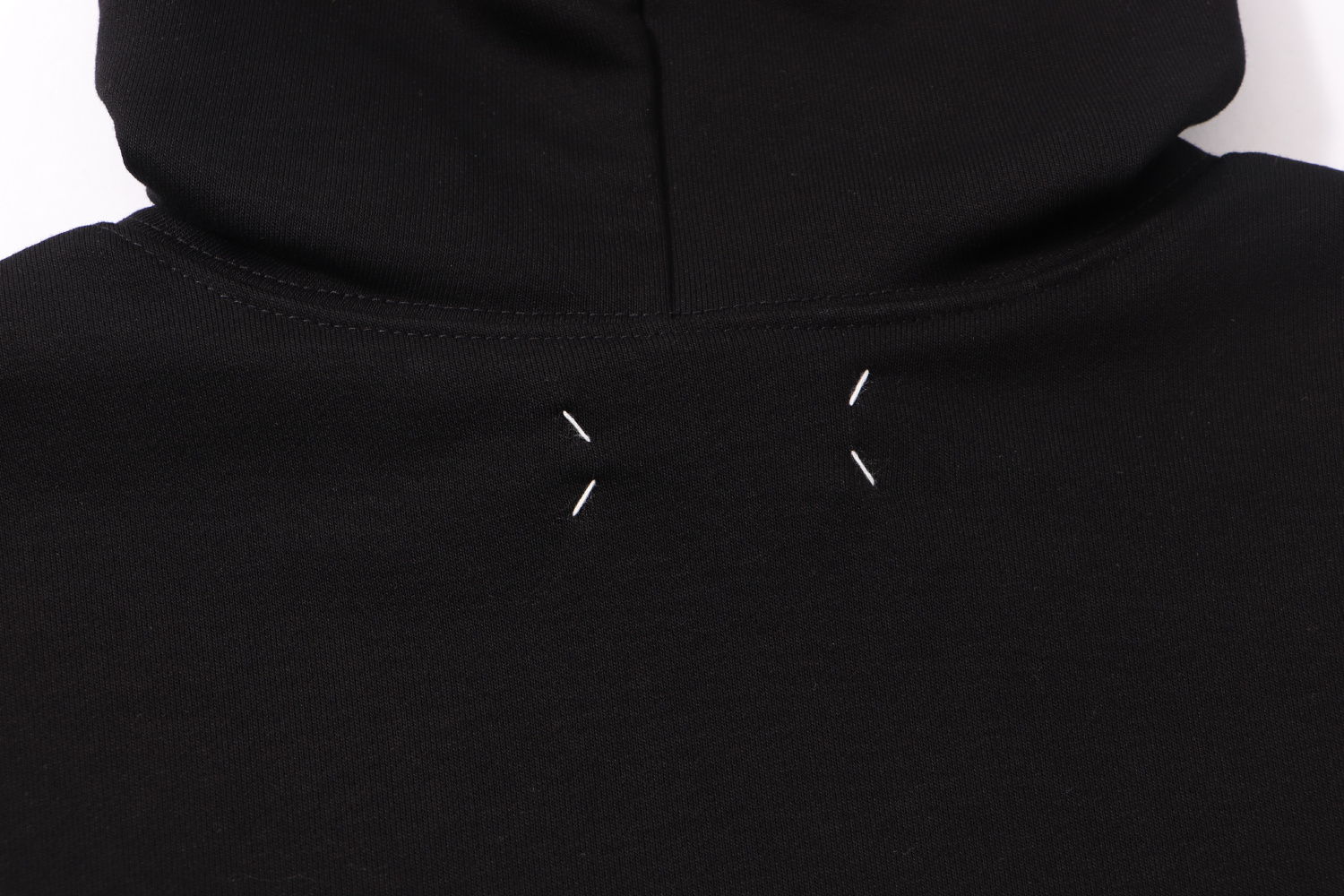 💰260
高版本MaisonMargiela/马吉拉 刺绣反字母连帽卫衣,男女同款。 采用430g重磅毛圈面料 非市面380g薄款普通版本 注意区分!过高温缩水2次 不计成本控制缩率在2%内,特有手工缝标特色设计语言.三标保持一致! 采用田岛机重工刺绣logo,精细绣花无毛边杂线 凹凸质感明显 感无敌,细节决定一切!出街配搭必备单品
尺码:44(S)-46(M)-48(L)-50(XL)