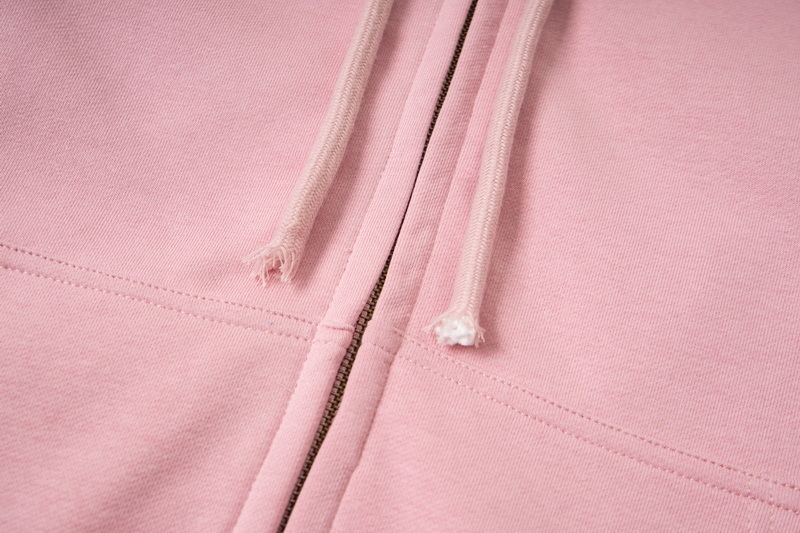 💰280
高版本MaisonMargiela/马吉拉 残缺数字刺绣开衫外套,樱花粉神仙配色,男女同款。 采用460g重磅毛圈面料 非市面380g薄款普通版本 注意区分!过高温缩水2次 不计成本控制缩率在2%内,特有手工缝标特色设计语言.三标保持一致! 采用田岛机重工刺绣logo,精细绣花无毛边杂线 凹凸质感明显 感无敌,细节决定一切!出街配搭必备单品
尺码:44(S)-46(M)-48(L)-50(XL)