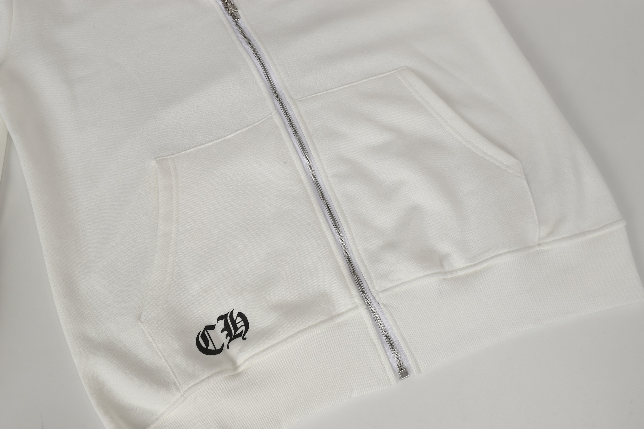 💰280
高版本Chrome hearts克罗心 马蹄印花开衫拉链外套，男女同款。订制高克重420G全棉毛圈面料，上手能感觉到厚实感。前后马蹄、手臂十字设计，高品质环保印花，定制ch家宝剑五金，水洗吊牌等辅料齐全，宽松版型不挑身材男女都能穿
尺码：S-XL