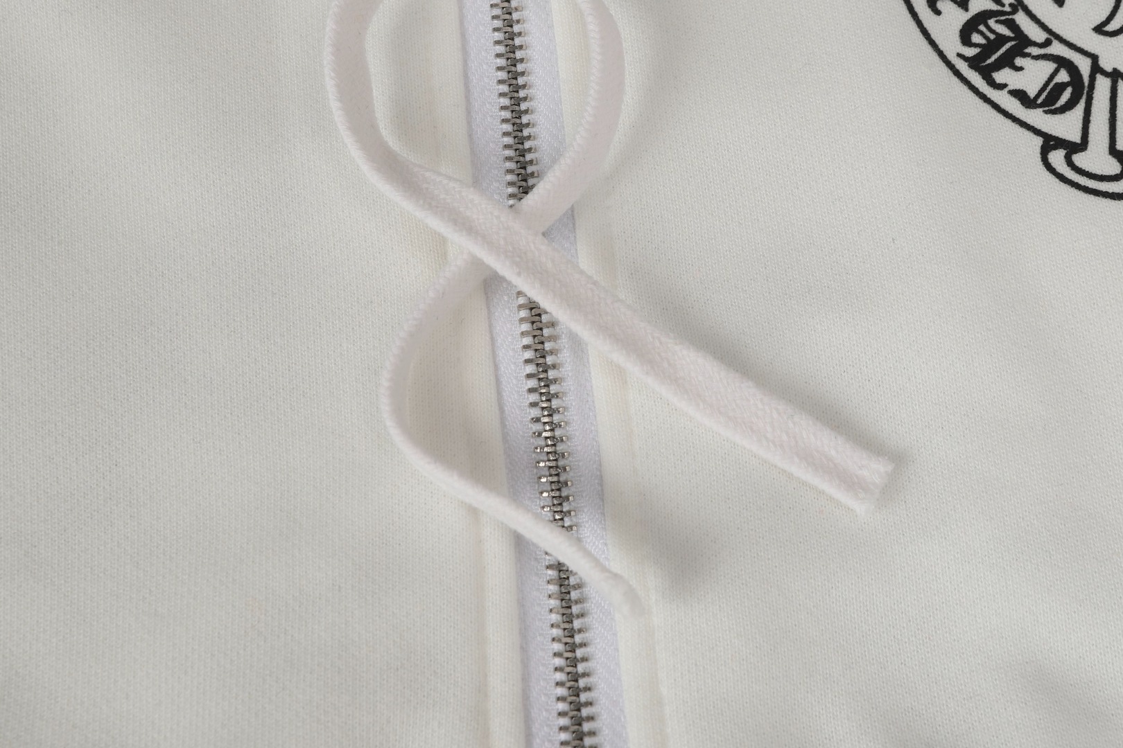 💰280
高版本Chrome hearts克罗心 马蹄印花开衫拉链外套，男女同款。订制高克重420G全棉毛圈面料，上手能感觉到厚实感。前后马蹄、手臂十字设计，高品质环保印花，定制ch家宝剑五金，水洗吊牌等辅料齐全，宽松版型不挑身材男女都能穿
尺码：S-XL