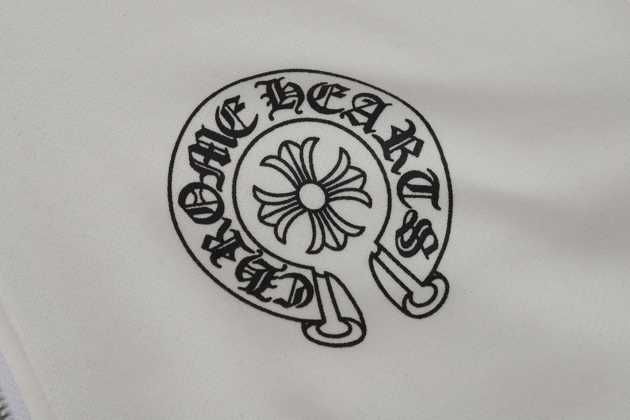 💰280
高版本Chrome hearts克罗心 马蹄印花开衫拉链外套，男女同款。订制高克重420G全棉毛圈面料，上手能感觉到厚实感。前后马蹄、手臂十字设计，高品质环保印花，定制ch家宝剑五金，水洗吊牌等辅料齐全，宽松版型不挑身材男女都能穿
尺码：S-XL