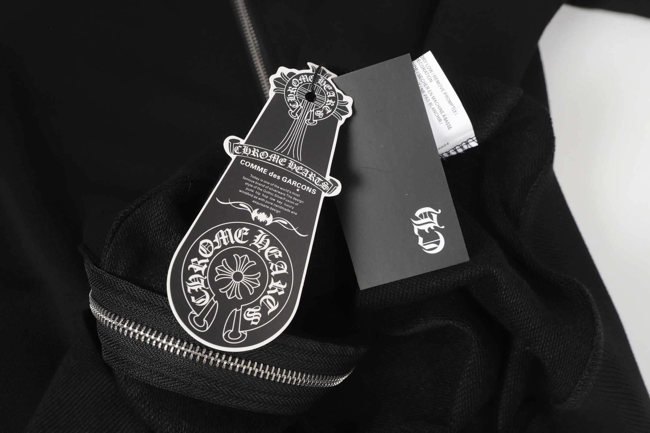 💰280 高版本Chrome hearts克罗心 马蹄印花开衫拉链外套，男女同款。订制高克重420G全棉毛圈面料，上手能感觉到厚实感。前后马蹄、手臂十字设计，高品质环保印花，定制ch家宝剑五金，水洗吊牌等辅料齐全，宽松版型不挑身材男女都能穿 尺码：S-XL