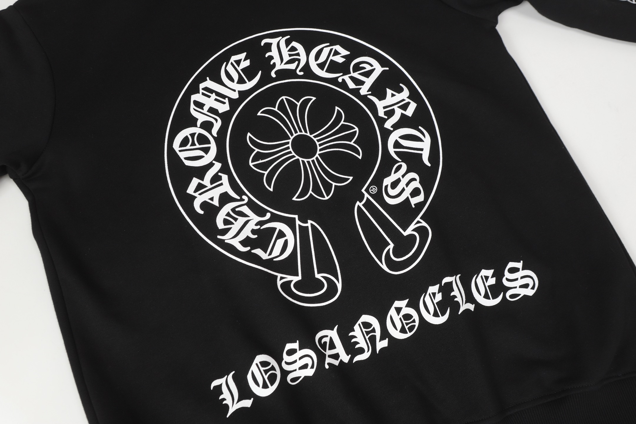 💰280
高版本Chrome hearts克罗心 马蹄印花开衫拉链外套，男女同款。订制高克重420G全棉毛圈面料，上手能感觉到厚实感。前后马蹄、手臂十字设计，高品质环保印花，定制ch家宝剑五金，水洗吊牌等辅料齐全，宽松版型不挑身材男女都能穿
尺码：S-XL