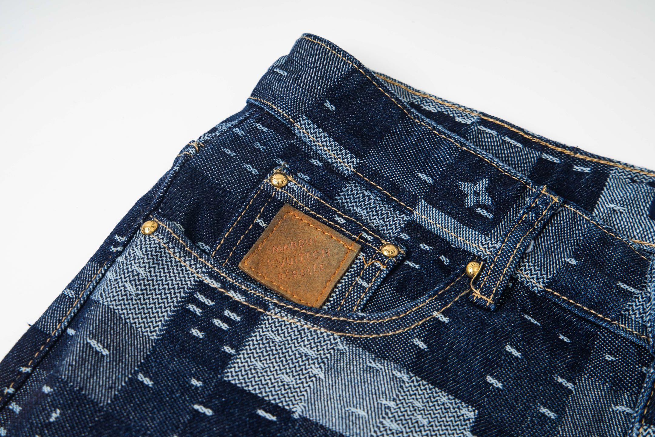 💰290
Louis Vuitton路易威登 25ss马赛克棋盘格牛仔裤,男女同款。高克重竹节棉牛仔布 渐变马赛克格子面料 牛仔上字母提花一比一还原 五金镭射刻字logo细节处理完美 成衣后作酵素浸泡洗水工艺 全身马赛克格子对位裁剪 质感超强且还自带一番贵族气息
尺码:S-XL