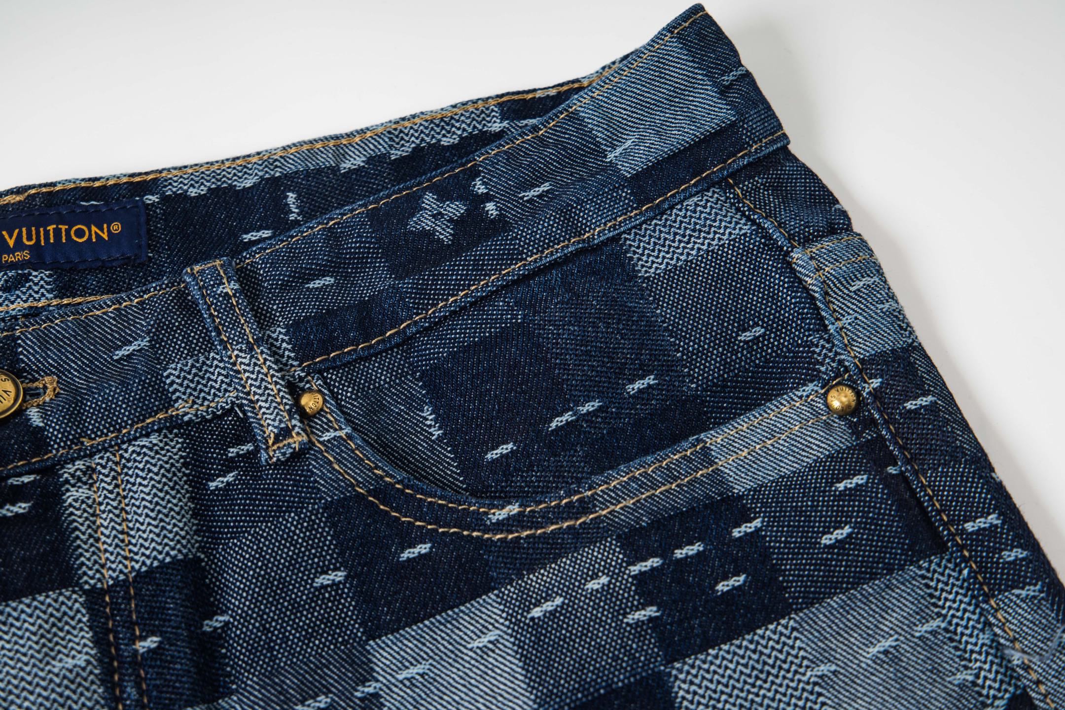 💰290
Louis Vuitton路易威登 25ss马赛克棋盘格牛仔裤,男女同款。高克重竹节棉牛仔布 渐变马赛克格子面料 牛仔上字母提花一比一还原 五金镭射刻字logo细节处理完美 成衣后作酵素浸泡洗水工艺 全身马赛克格子对位裁剪 质感超强且还自带一番贵族气息
尺码:S-XL