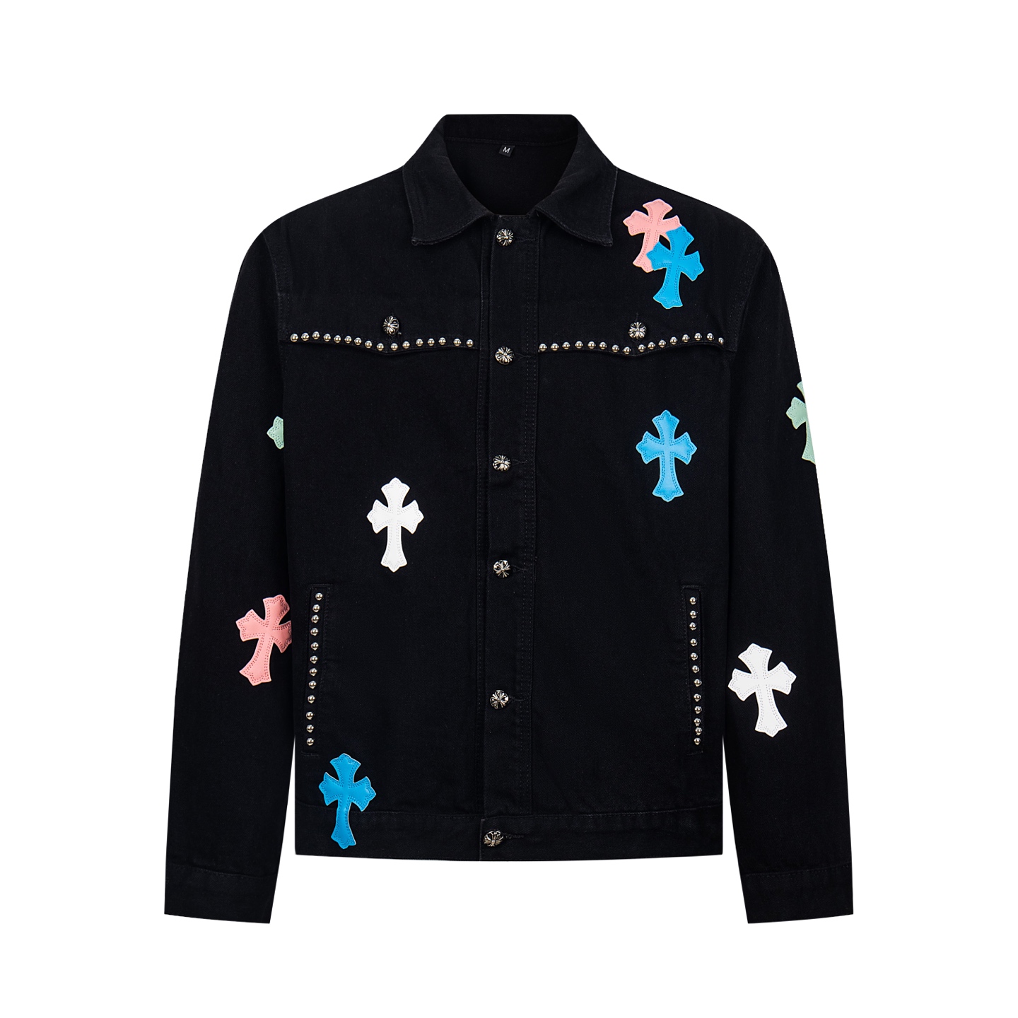 高版本Chrome Hearts克罗心 铆钉皮标十字牛仔外套,男女同款.超级无敌大爆款多色皮标+铆钉 金属感满满 大方中充满个性,毫不浮夸.采用重磅粗支纱100%牛仔棉面料重工水洗,在保证版型挺括硬朗的同时亲肤舒适透气,梵文字母高密度刺绣超精致,克罗心当家银饰细节,尽显奢华!休闲宽松版型,慵懒随意,男女同款