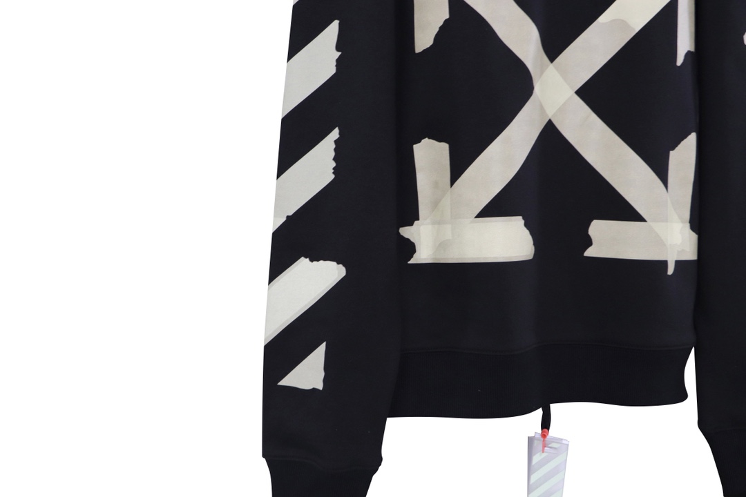 💰260
高版本OFF-WHITE C/O VIRGIL ABLOH 胶带箭头印花连帽卫衣,男女同款,经久不息的爆款。采用420g高克重纯棉毛圈面料,经过高温高压印花工艺,永不退色永不开裂。重叠印花具有层次感。定制字母帽绳、洗水吊牌等辅料标配,细节到位。os版型上身毫无压力
尺码:S-XL