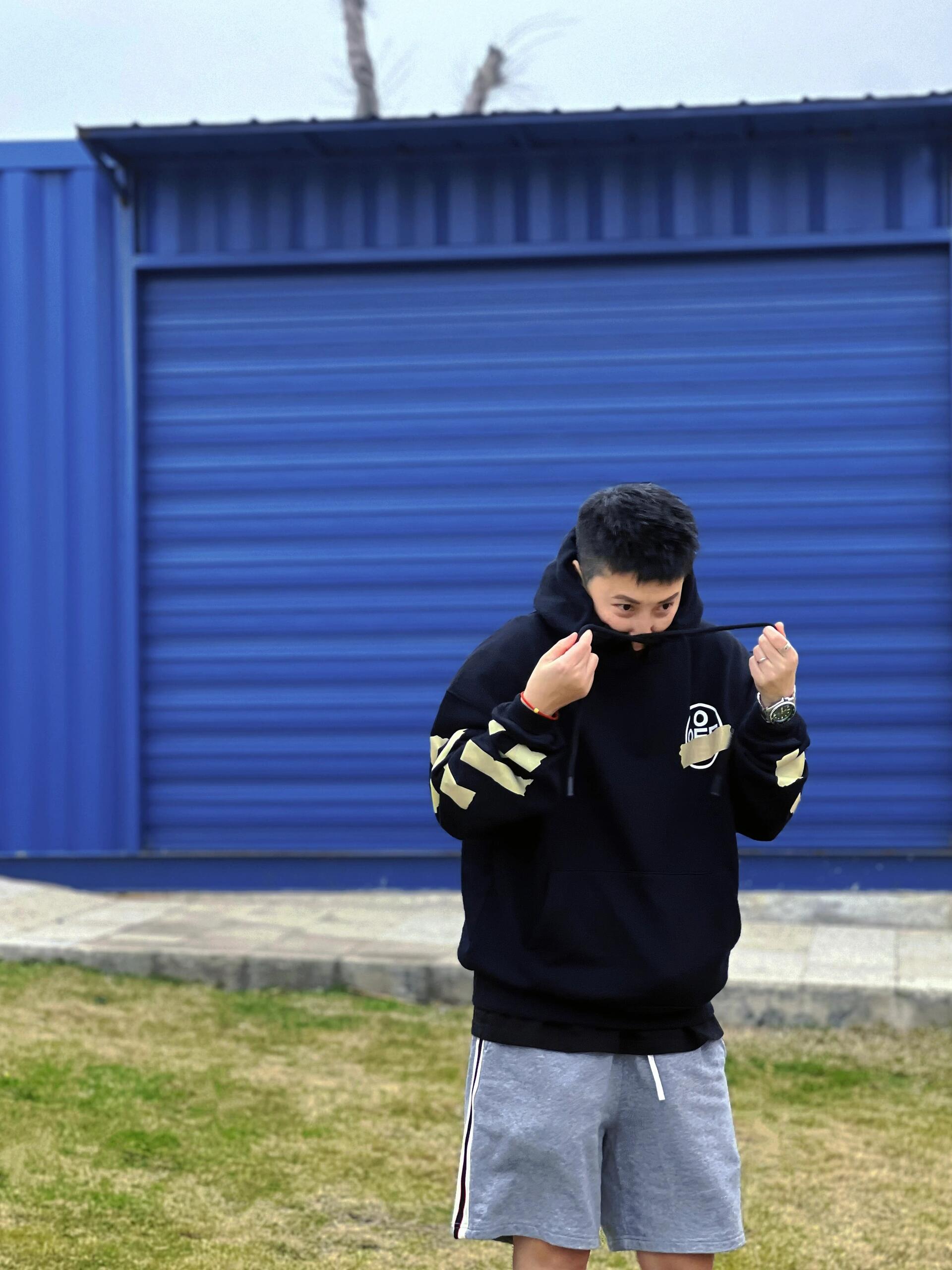 #OFF-WHITE 胶带箭头印花连帽卫衣 上身效果图#