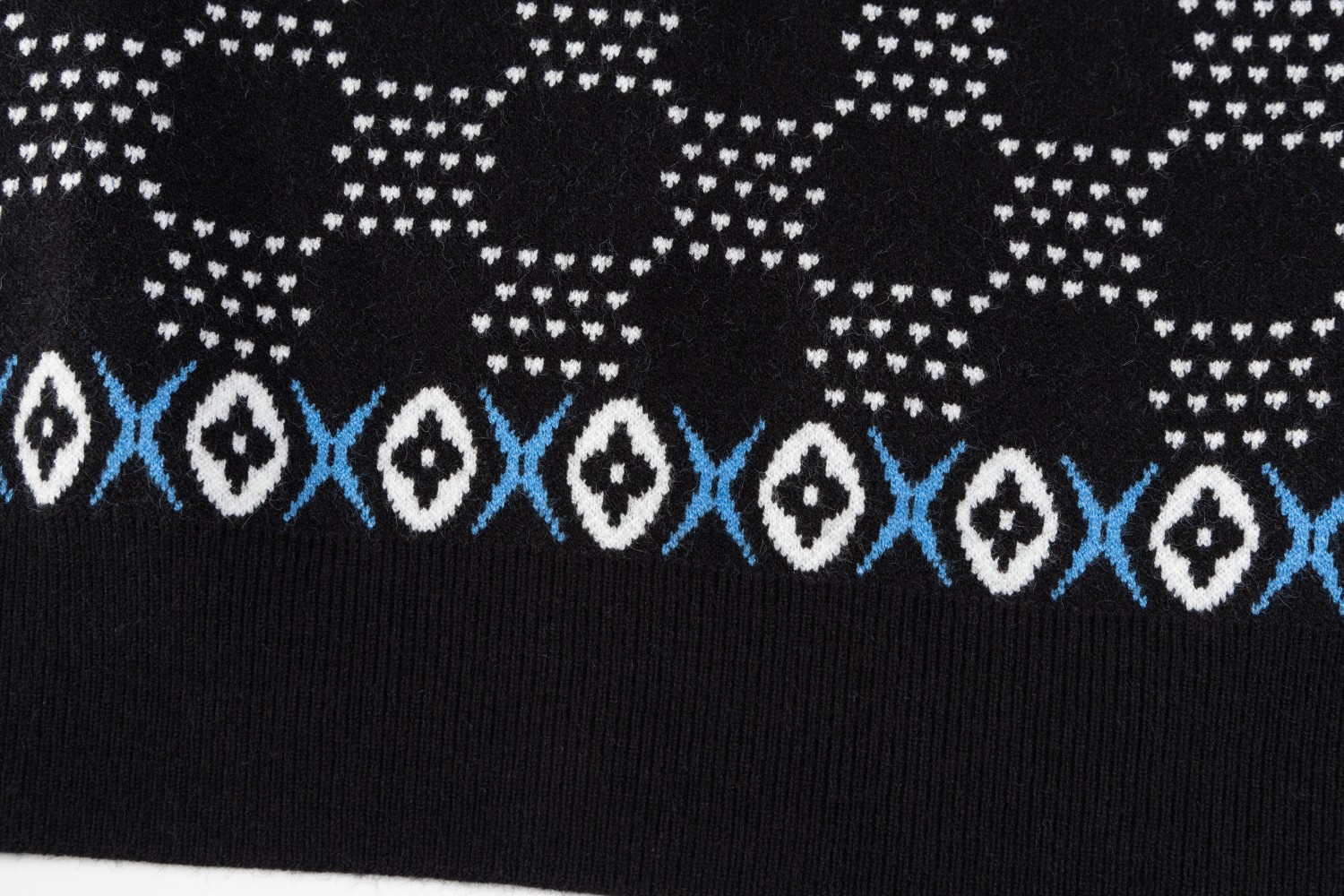 💰280
LOUIS VUITTON路易威登 提花休闲圆领毛衣,定制摩登绵羊毛混纺雅料 触感柔软 舒适贴肤 前后幅饰以标志性LV标识融入 后幅巧妙呈现镜像效果标识 恰到好处的设计 独具一格的纹理 精致与动感的调和 慵懒自恰 即穿毛衣最好的状态 尽显奢华与优雅
尺码:M-XXL