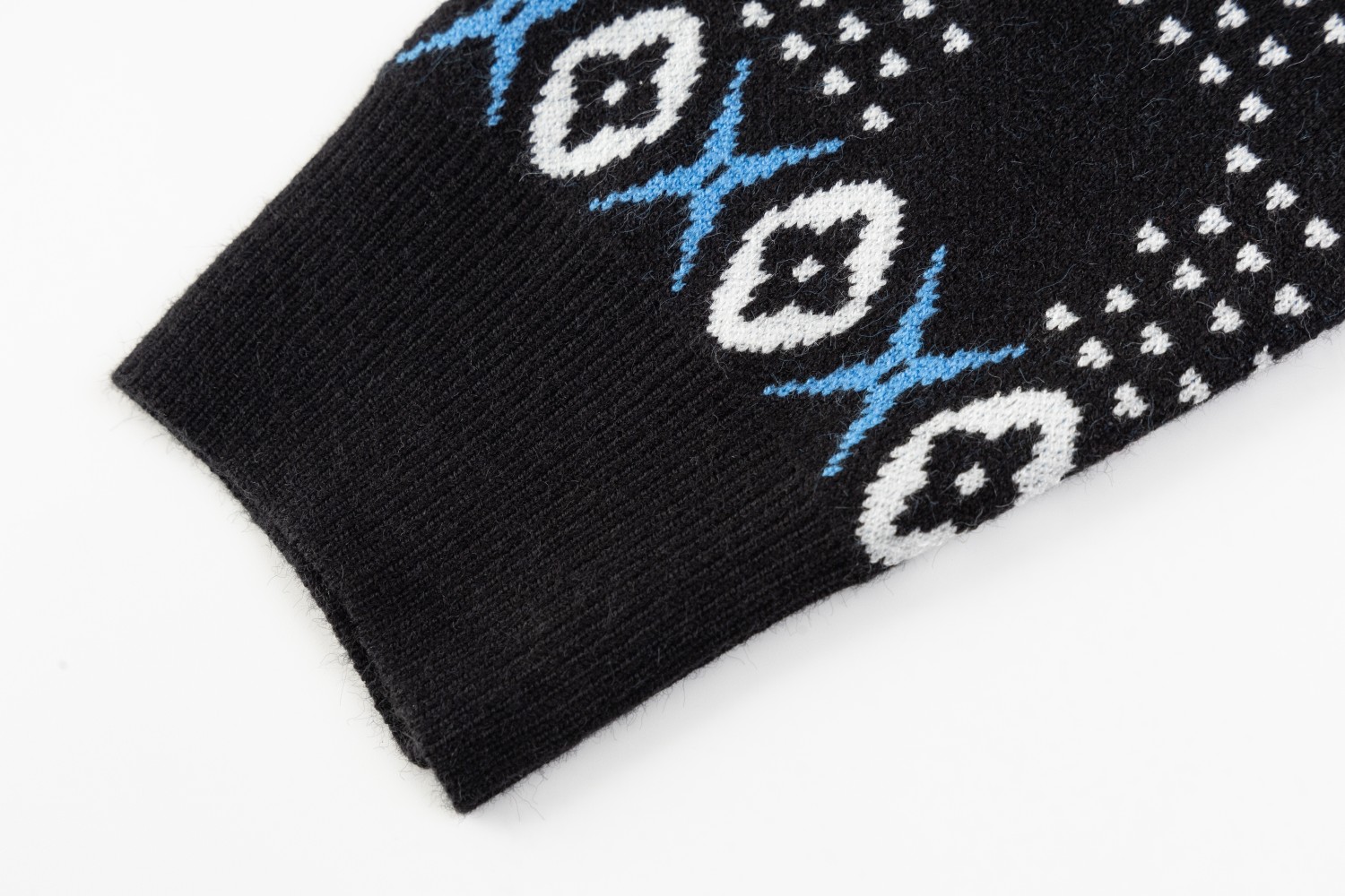 💰280
LOUIS VUITTON路易威登 提花休闲圆领毛衣,定制摩登绵羊毛混纺雅料 触感柔软 舒适贴肤 前后幅饰以标志性LV标识融入 后幅巧妙呈现镜像效果标识 恰到好处的设计 独具一格的纹理 精致与动感的调和 慵懒自恰 即穿毛衣最好的状态 尽显奢华与优雅
尺码:M-XXL