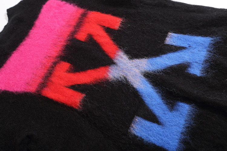 💰280
高版本OFF-WHITE 渐变箭头针织马海毛衣,男女同款。独立染缸定染五个不同层次纱线,渐变晕染递进 颜色过渡非常自然。整件拉毛工艺处理 毛感自然。oversize宽松版型 随意凹造型长筒靴 打底裤 小白鞋 运动鞋随便搭。超显白 自带时髦感 男女皆可穿,三标齐全 实拍所见即所得。
马海毛得名于土耳其语,意为“最好的毛”。弹性好,耐压,有特殊光泽,是制造长毛绒织物的优良原料,世界市场上高级的动物纺织纤维原料之一。
⚠️毛衣清洗方式:马海毛较轻较软,所以注意千万不能机洗,不能机洗!!强调!!
⚠️建温水冷水手洗
尺码:S~XL