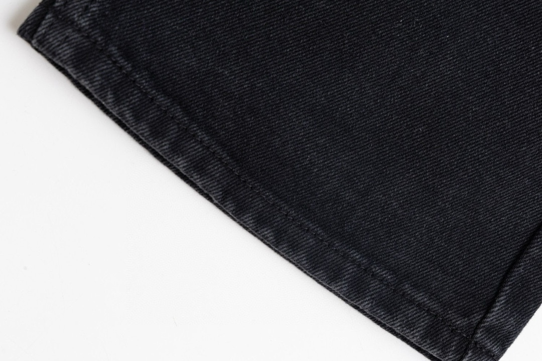 💰260
高版本Chrome hearts克罗心 城市限定皮标梵文十字牛仔裤，男女同款。李维斯美产501底版 进口羊皮 925银饰remake，其对于细节还有工艺的要求真的是相当完美光是此款的水洗色，就经过了超级之多的工序更不用说这种牛仔贴花的点缀了，更是纯手工打造缝制，就像他们所信奉的一样，只有经过手工制造的东西，才是具备灵魂的，才具备那种穿搭的意义 一款顶级重工的时髦牛仔单品，期待你们的完美演绎！！
尺码：30-32-34-36