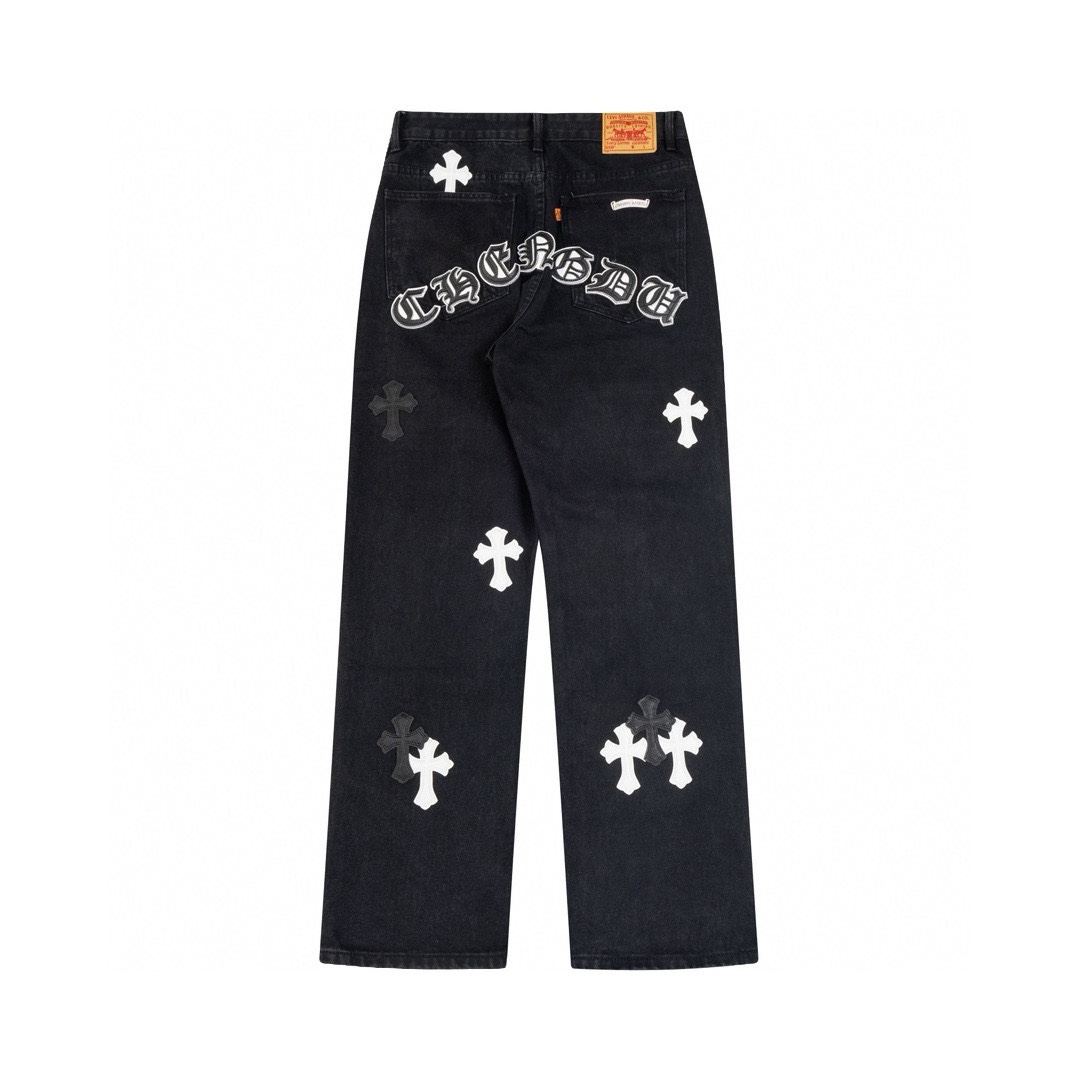 💰260
高版本Chrome hearts克罗心 城市限定皮标梵文十字牛仔裤，男女同款。李维斯美产501底版 进口羊皮 925银饰remake，其对于细节还有工艺的要求真的是相当完美光是此款的水洗色，就经过了超级之多的工序更不用说这种牛仔贴花的点缀了，更是纯手工打造缝制，就像他们所信奉的一样，只有经过手工制造的东西，才是具备灵魂的，才具备那种穿搭的意义 一款顶级重工的时髦牛仔单品，期待你们的完美演绎！！
尺码：30-32-34-36