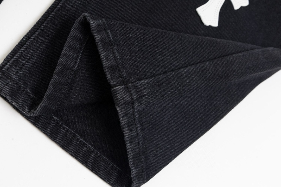 💰260
高版本Chrome hearts克罗心 城市限定皮标梵文十字牛仔裤，男女同款。李维斯美产501底版 进口羊皮 925银饰remake，其对于细节还有工艺的要求真的是相当完美光是此款的水洗色，就经过了超级之多的工序更不用说这种牛仔贴花的点缀了，更是纯手工打造缝制，就像他们所信奉的一样，只有经过手工制造的东西，才是具备灵魂的，才具备那种穿搭的意义 一款顶级重工的时髦牛仔单品，期待你们的完美演绎！！
尺码：30-32-34-36