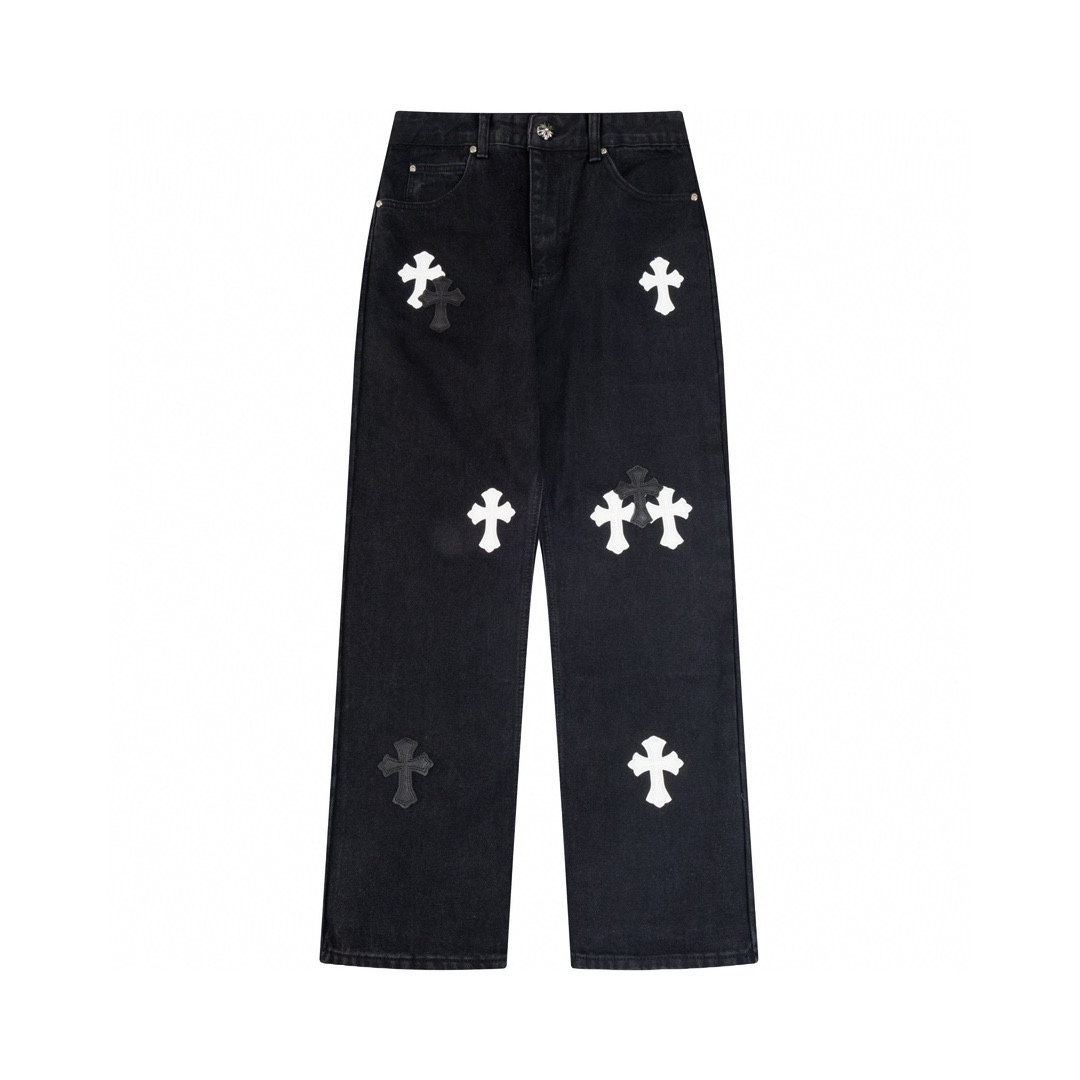 💰260
高版本Chrome hearts克罗心 城市限定皮标梵文十字牛仔裤，男女同款。李维斯美产501底版 进口羊皮 925银饰remake，其对于细节还有工艺的要求真的是相当完美光是此款的水洗色，就经过了超级之多的工序更不用说这种牛仔贴花的点缀了，更是纯手工打造缝制，就像他们所信奉的一样，只有经过手工制造的东西，才是具备灵魂的，才具备那种穿搭的意义 一款顶级重工的时髦牛仔单品，期待你们的完美演绎！！
尺码：30-32-34-36
