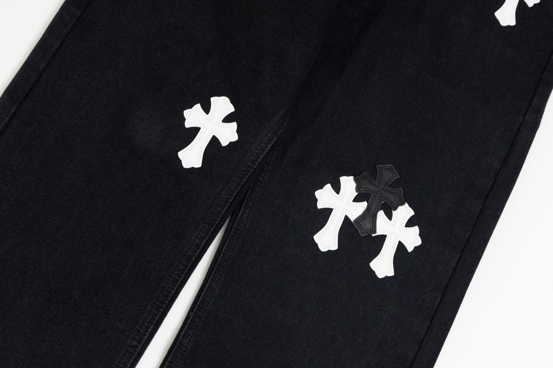 💰260 高版本Chrome hearts克罗心 城市限定皮标梵文十字牛仔裤，男女同款。李维斯美产501底版 进口羊皮 925银饰remake，其对于细节还有工艺的要求真的是相当完美光是此款的水洗色，就经过了超级之多的工序更不用说这种牛仔贴花的点缀了，更是纯手工打造缝制，就像他们所信奉的一样，只有经过手工制造的东西，才是具备灵魂的，才具备那种穿搭的意义 一款顶级重工的时髦牛仔单品，期待你们的完美演绎！！ 尺码：30-32-34-36